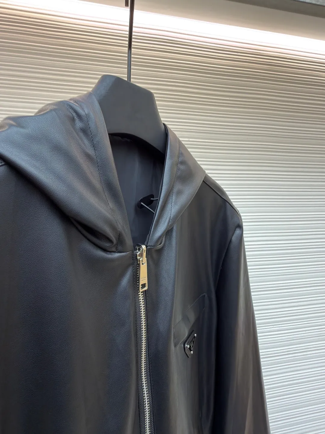 Prada reversible leather nylon hooded jacket ●Original version: Purchased and developed for 41900 ●Item number: 1681458-D35 ●Material: lamb leather fabric ●Technology: draped cutting ●Color: melanin ●Version: Fitted version ●Weight: about 960 grams ●Size: 46-48-50-52 ●Description: Customized lambskin leather and rhyme-hole silky plain silk with natural texture and natural luster Comfortable and close to the skin, double-sided charm, one garment to enjoy. On one side, the distinctive leather shows the noble texture. On the other side, the simple plain grain interprets the low-key connotation. Clean lines and simple textures exude a sense of luxury from the inside out. The iconic enamel-coated triangle metal logos are respectively embellished to highlight the elegance and nobility of the brand. It is highly recognizable. The collision of flexible sheepskin and functional hood reconstructs the hard-core and casual fashion. The two-sided transformation is wonderful in itself and reflects each other. Unlock a new dimension of fashion, use imported special machine infrared to locate the "Prada triangle mark", the position is more accurate, strong and solid, ergonomic three-dimensional cutting, return to the traditional craftsmanship through segmentation, folding, shrinking and stretching technology. The so-called slow work is the respect for materials. The pursuit of feel. Complex workmanship, tedious, slow timeliness, high loss, template machine bag opening, preset template to guide the position, shape and size of the bag opening. Accuracy ensures the quality of the bag opening effect. The overall wiring is straight and delicate, the fabric is comfortable and soft, and the color is consistent without color difference. It can be matched with the same style to create a fashionable look and control various occasions. Customized accessories, complete with three standards, same style for men and women!