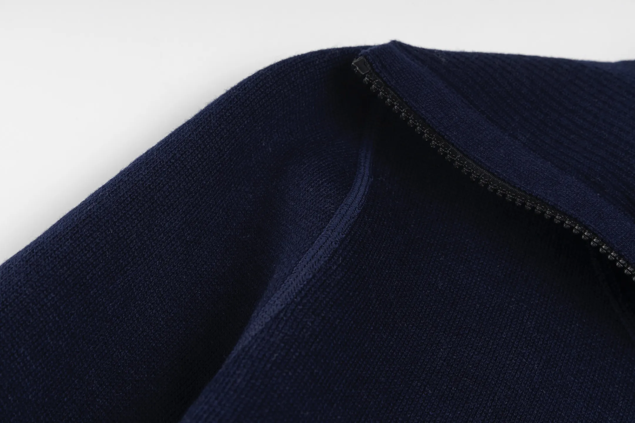 🅿️520 [Exclusive supply] CD 25FW presbyopic double-sided military collar zipper knitted jacket (navy blue). The original purchase was 32,000 and developed. The fabric is carefully made of high-quality cashmere blended knitted fabric. This DIOR cardigan reinterprets the brand's classic logo in an innovative way. The double-sided design brings two wearing styles: one side is simple and pure gray, and the other side shows the iconic Oblique print pattern. The short slim fit and front zipper closure make it easy to wear on a daily basis. The details are ribbed on the collar, cuffs and hem to ensure comfort and maintain the silhouette. The medium-thick knit gives the garment just the right amount of warmth and drape. The lining-free design maintains the overall lightness. Professional dry cleaning is recommended. This cardigan can be layered with Oblique printed items from the same series to easily create a layered and exquisite look, perfectly demonstrating DIOR's ultimate pursuit of materials and craftsmanship. Size:S/M/L