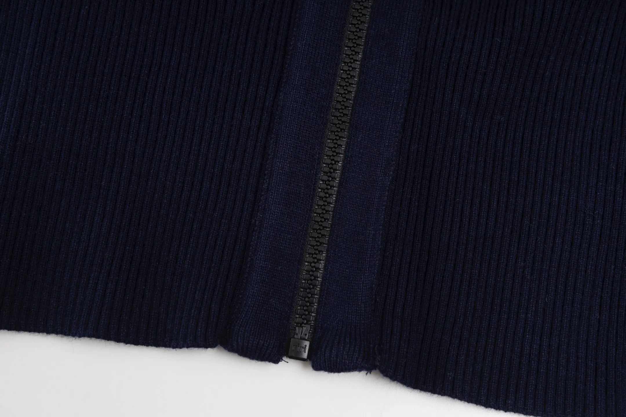 🅿️520 [Exclusive supply] CD 25FW presbyopic double-sided military collar zipper knitted jacket (navy blue). The original purchase was 32,000 and developed. The fabric is carefully made of high-quality cashmere blended knitted fabric. This DIOR cardigan reinterprets the brand's classic logo in an innovative way. The double-sided design brings two wearing styles: one side is simple and pure gray, and the other side shows the iconic Oblique print pattern. The short slim fit and front zipper closure make it easy to wear on a daily basis. The details are ribbed on the collar, cuffs and hem to ensure comfort and maintain the silhouette. The medium-thick knit gives the garment just the right amount of warmth and drape. The lining-free design maintains the overall lightness. Professional dry cleaning is recommended. This cardigan can be layered with Oblique printed items from the same series to easily create a layered and exquisite look, perfectly demonstrating DIOR's ultimate pursuit of materials and craftsmanship. Size:S/M/L