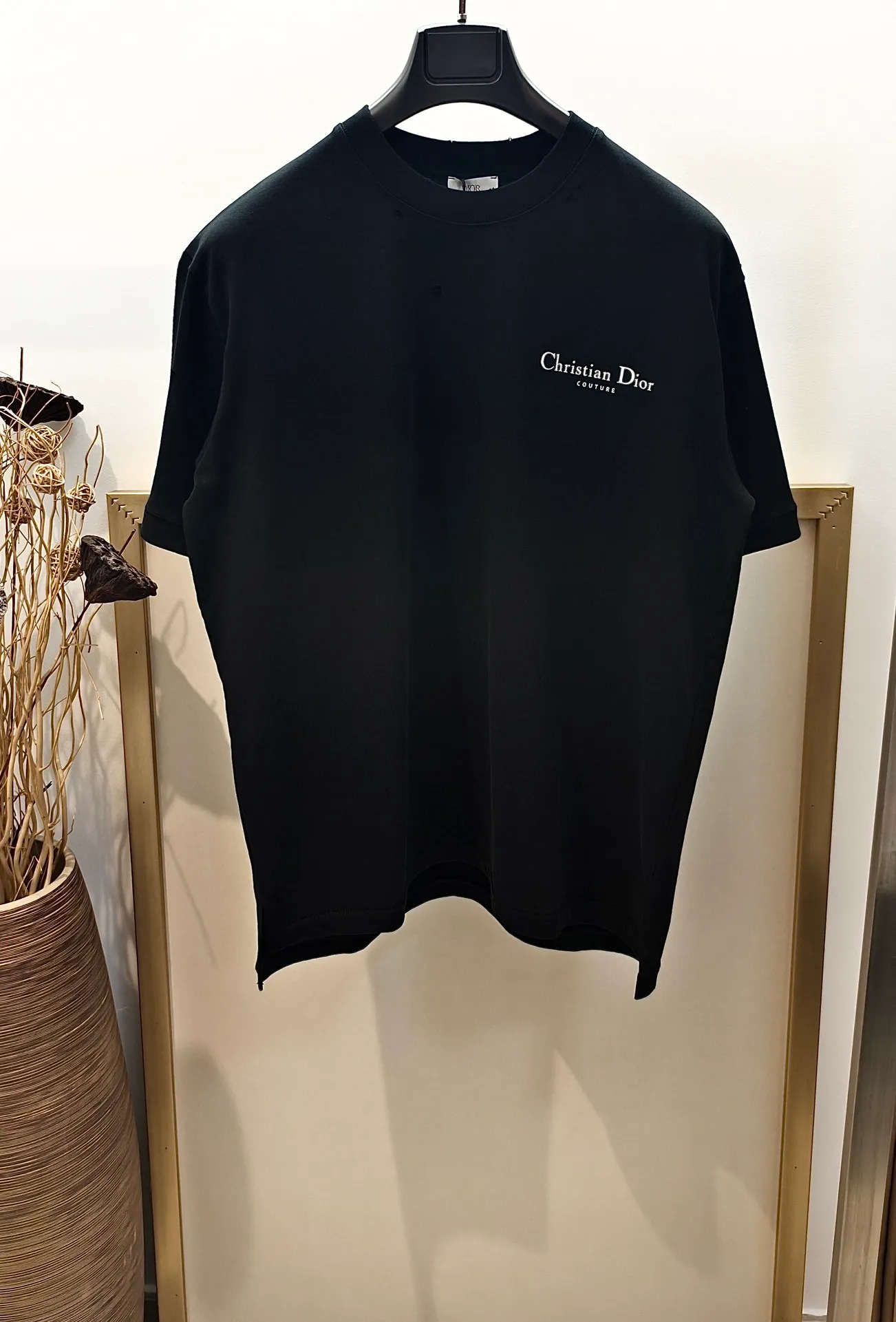 🅿️230 🌈Size: s/m/l/xl Black and white OS loose version Unisex style 1977364858081 Dio*Dior Classic ripped and incomplete letter slit loose version half-sleeved T-shirt Made of heavyweight pure cotton carefully made into garment washable / ripped holes Loose version cut with ribbed round neck, easy to create a casual look.  ⚠️Washing method: Dry clean or fast machine wash in cold water wrapped inside out laundry bag! !