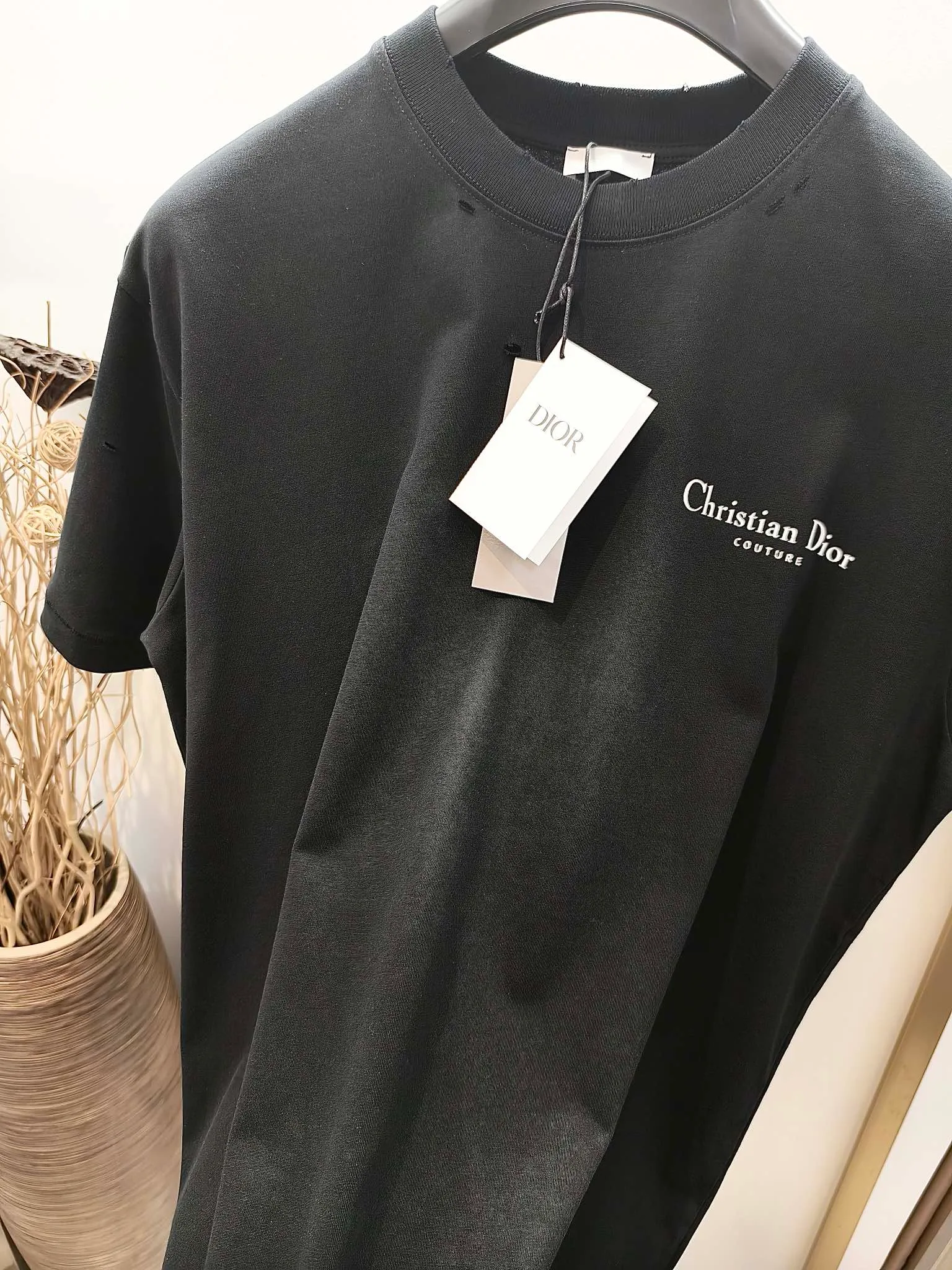 🅿️230 🌈Size: s/m/l/xl Black and white OS loose version Unisex style 1977364858081 Dio*Dior Classic ripped and incomplete letter slit loose version half-sleeved T-shirt Made of heavyweight pure cotton carefully made into garment washable / ripped holes Loose version cut with ribbed round neck, easy to create a casual look.  ⚠️Washing method: Dry clean or fast machine wash in cold water wrapped inside out laundry bag! !
