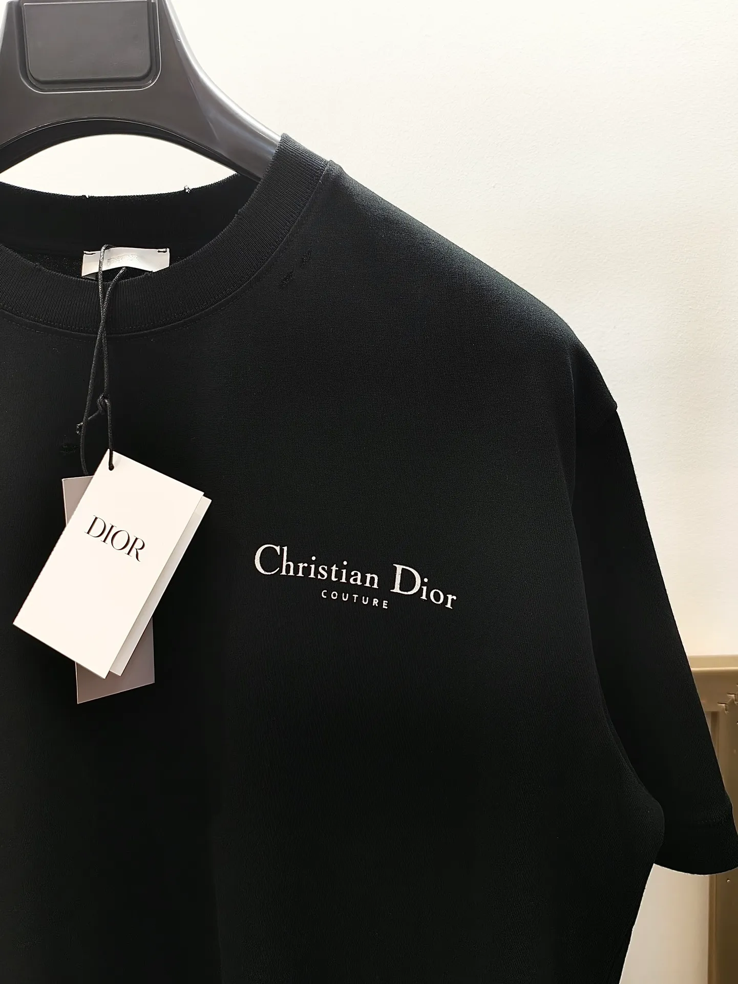 🅿️230 🌈Size: s/m/l/xl Black and white OS loose version Unisex style 1977364858081 Dio*Dior Classic ripped and incomplete letter slit loose version half-sleeved T-shirt Made of heavyweight pure cotton carefully made into garment washable / ripped holes Loose version cut with ribbed round neck, easy to create a casual look.  ⚠️Washing method: Dry clean or fast machine wash in cold water wrapped inside out laundry bag! !