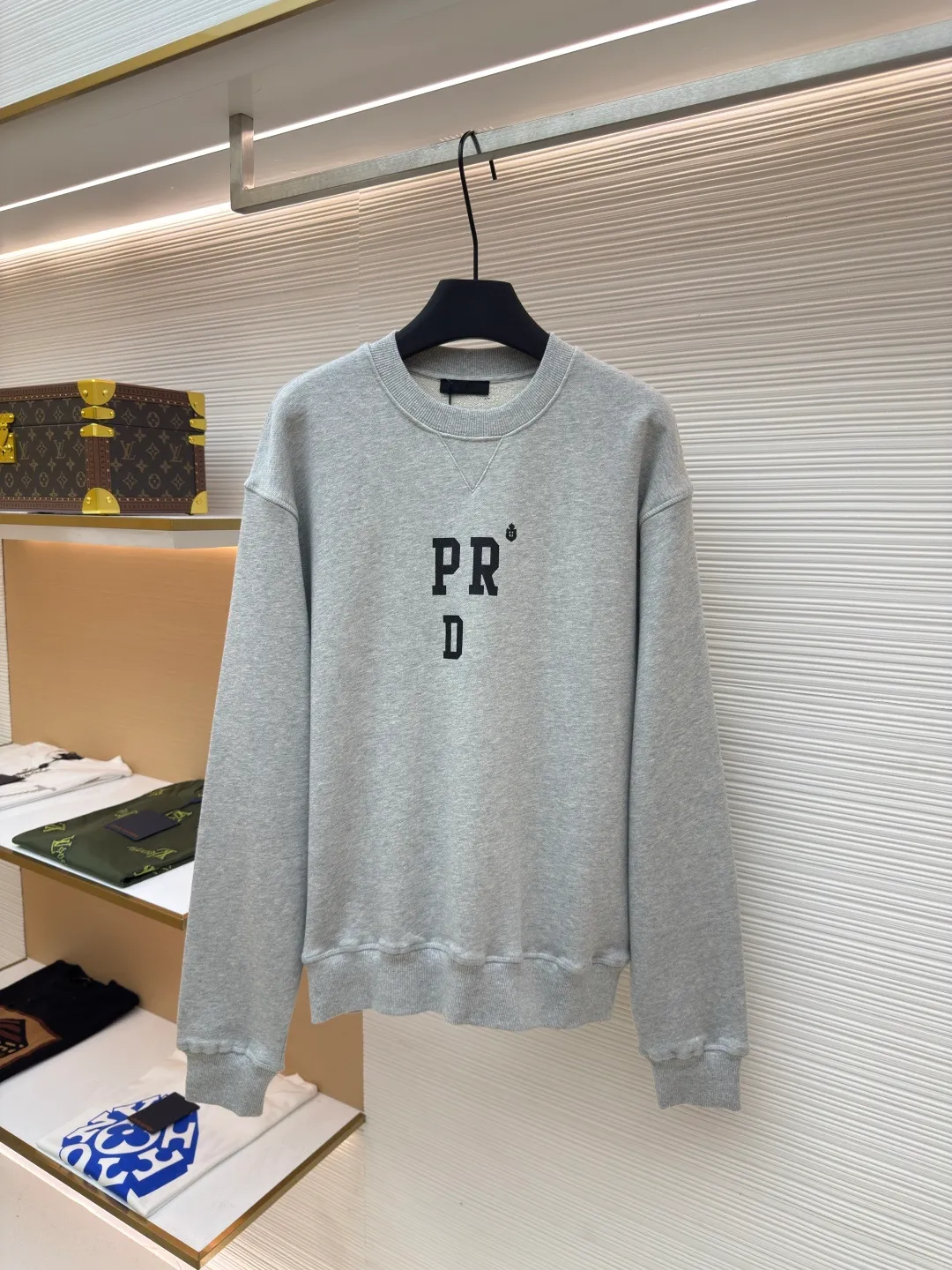 Prada abbreviated letter round neck sweatshirt ●Item number: 1680597-A60 ●Material: pure cotton fish scale base fabric ●Technology: printing production ●Version: fitted version ●Weight: about 555 grams ●Size: Double yarn double-sided sweatshirt fabric has high quality and delicate feel. This fabric is usually made by winding two yarns, which adds drape and texture to the fabric. It has good breathability and moisture absorption, can effectively wick away sweat and keep the body dry and comfortable. The combination of environmentally friendly thick plate printing and suede printing technology presents a unique texture and sustainable characteristics. Thick plate printing uses water-based slurry stacked multiple times to form a three-dimensional and solid relief effect, which is full to the touch and washable; suede printing adds fluff material to the slurry and foams it at high temperature to form a soft and delicate suede texture. It can not only highlight the three-dimensional layering of the pattern, but also give the fabric a soft touch. The overall wiring is straight and delicate, the fabric is comfortable and soft, and the color is consistent without color difference. It can be matched with the same style to create a fashionable look and control various occasions. Customized accessories, complete with three standards, same style for men and women!
