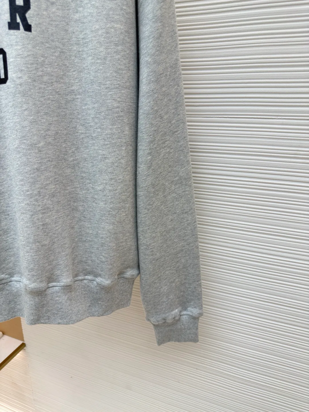 Prada abbreviated letter round neck sweatshirt ●Item number: 1680597-A60 ●Material: pure cotton fish scale base fabric ●Technology: printing production ●Version: fitted version ●Weight: about 555 grams ●Size: Double yarn double-sided sweatshirt fabric has high quality and delicate feel. This fabric is usually made by winding two yarns, which adds drape and texture to the fabric. It has good breathability and moisture absorption, can effectively wick away sweat and keep the body dry and comfortable. The combination of environmentally friendly thick plate printing and suede printing technology presents a unique texture and sustainable characteristics. Thick plate printing uses water-based slurry stacked multiple times to form a three-dimensional and solid relief effect, which is full to the touch and washable; suede printing adds fluff material to the slurry and foams it at high temperature to form a soft and delicate suede texture. It can not only highlight the three-dimensional layering of the pattern, but also give the fabric a soft touch. The overall wiring is straight and delicate, the fabric is comfortable and soft, and the color is consistent without color difference. It can be matched with the same style to create a fashionable look and control various occasions. Customized accessories, complete with three standards, same style for men and women!