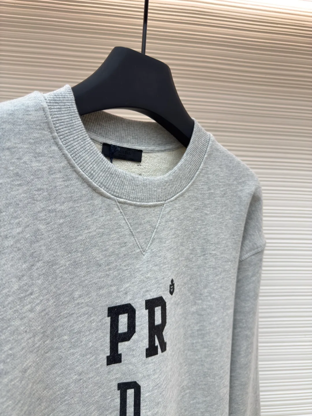Prada abbreviated letter round neck sweatshirt ●Item number: 1680597-A60 ●Material: pure cotton fish scale base fabric ●Technology: printing production ●Version: fitted version ●Weight: about 555 grams ●Size: Double yarn double-sided sweatshirt fabric has high quality and delicate feel. This fabric is usually made by winding two yarns, which adds drape and texture to the fabric. It has good breathability and moisture absorption, can effectively wick away sweat and keep the body dry and comfortable. The combination of environmentally friendly thick plate printing and suede printing technology presents a unique texture and sustainable characteristics. Thick plate printing uses water-based slurry stacked multiple times to form a three-dimensional and solid relief effect, which is full to the touch and washable; suede printing adds fluff material to the slurry and foams it at high temperature to form a soft and delicate suede texture. It can not only highlight the three-dimensional layering of the pattern, but also give the fabric a soft touch. The overall wiring is straight and delicate, the fabric is comfortable and soft, and the color is consistent without color difference. It can be matched with the same style to create a fashionable look and control various occasions. Customized accessories, complete with three standards, same style for men and women!