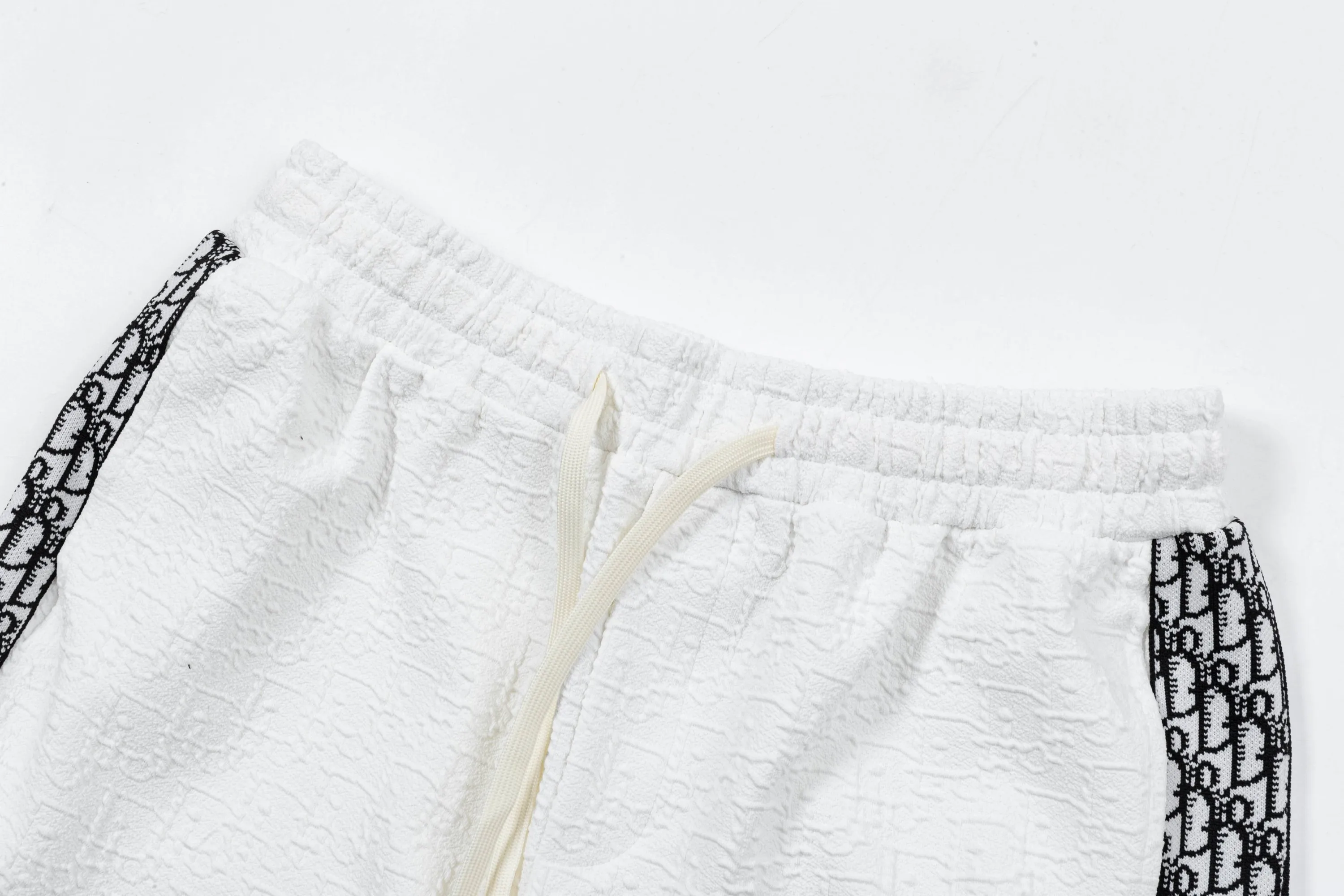 🅿️190 2025 Dior Dior new knitted jacquard shorts, customized fabric, knitted with knitted logo printed on it. The version is tight and three-dimensional, with straight stripe splicing. The customized trouser cord hardware has strong texture and smoothness. The upper body is comfortable and breathable. It has a concave and convex three-dimensional feel. It is fashionable and casual. Color: White-Black Size: M-4XL