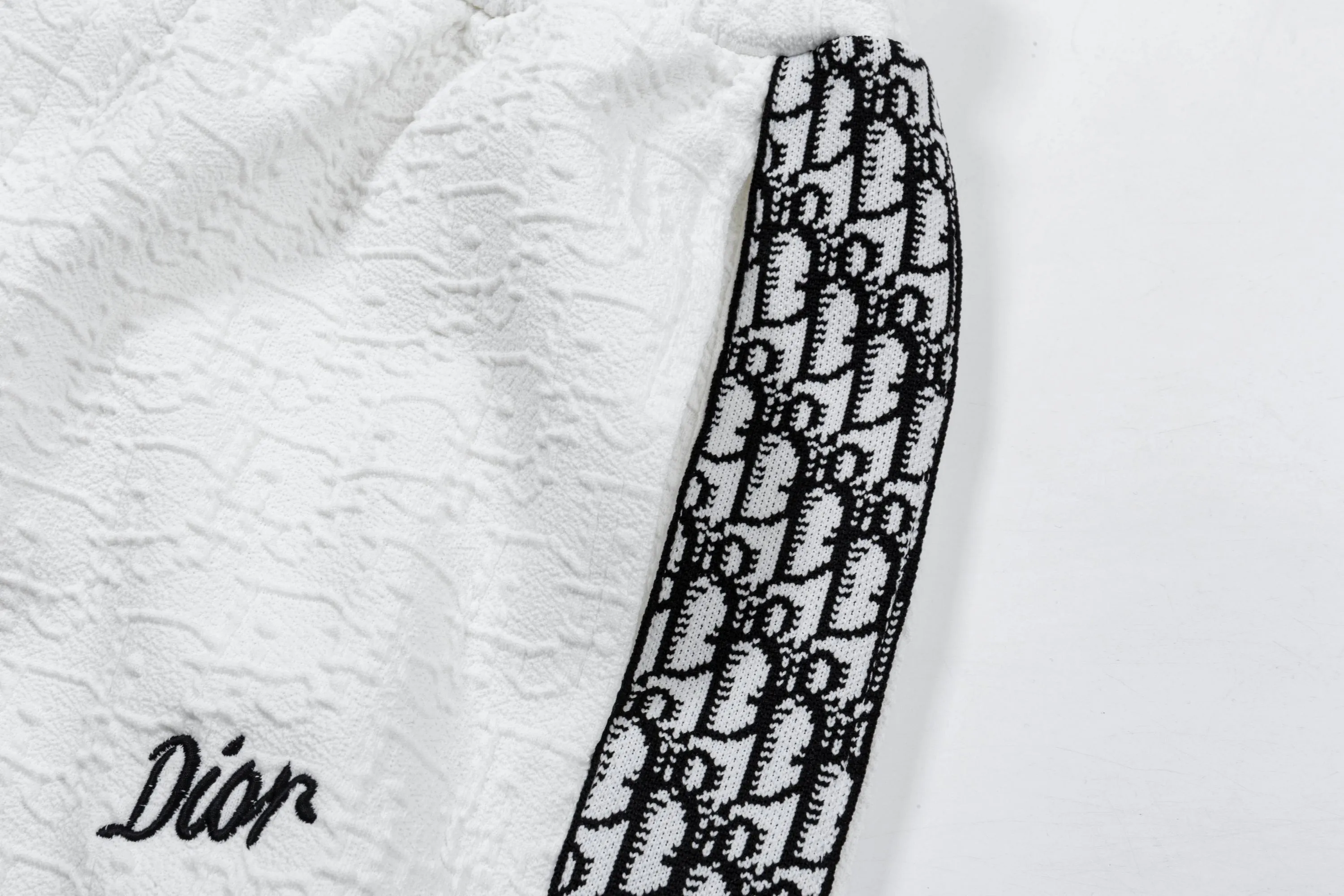 🅿️190 2025 Dior Dior new knitted jacquard shorts, customized fabric, knitted with knitted logo printed on it. The version is tight and three-dimensional, with straight stripe splicing. The customized trouser cord hardware has strong texture and smoothness. The upper body is comfortable and breathable. It has a concave and convex three-dimensional feel. It is fashionable and casual. Color: White-Black Size: M-4XL