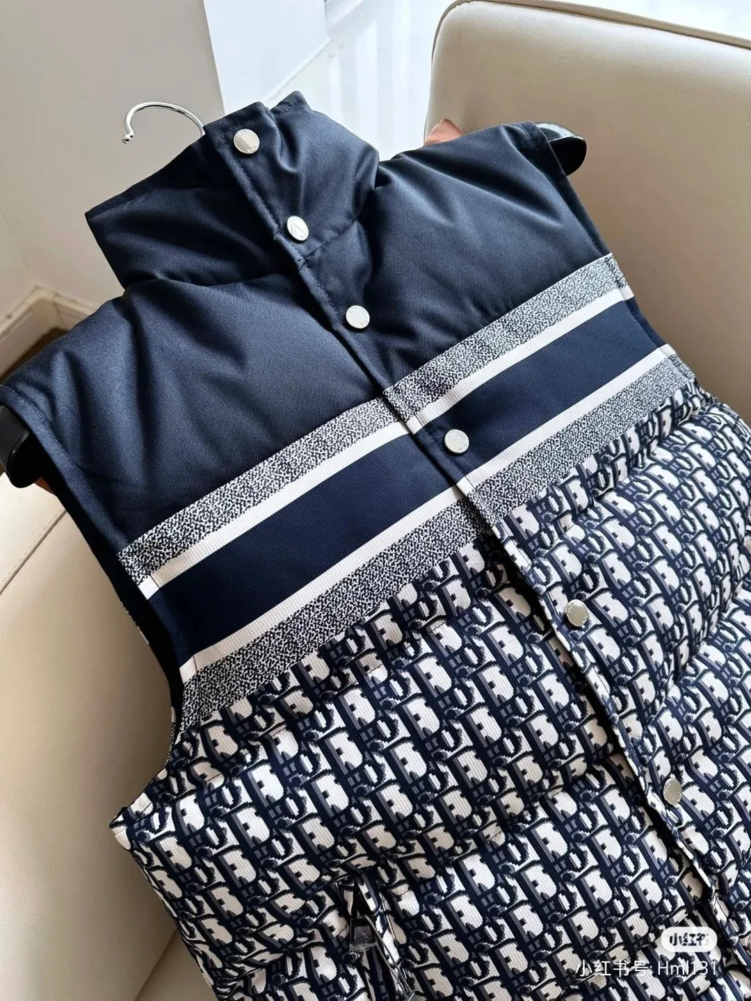 🅿️740 ready for sale. All series are great ~ Djia 25SS - the latest classic presbyopic down vest jacket 💙A must-have high version for quality control that combines excellent performance with elegance. Made of classic jacquard quilted technical taffeta. The back is decorated with a stand-up collar and front snap buttons. The yarn-dyed five-pointed star pattern is embellished with the "Cistian" logo. It is suitable for daily wear and can also be worn during winter sports. National standard 90 white duck down filling, imported machine sewing line technology, size S M L XL XXL