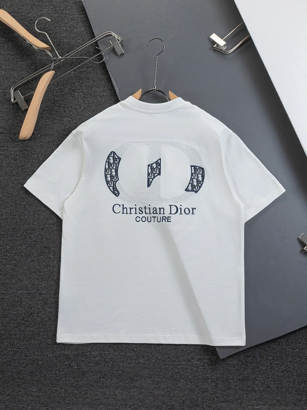 🅿️190 DIOR Dior Dior CD micro wide version S-XL Dior 26ss official website is always unbeatable classic style permanent boutique counter eternal co-branded CD letters on the chest 🪡 embroidery + simple CD letters large logo on the back panel 🪡 embroidered logo heavy craftsmanship same style short-sleeved T-shirt, cotton blended terry jersey fabric, original development This is from the 2025 beachwear limited series. The full-logo jacquard towel highlights the classic Obliave flower. It is matched with an S-shaped round neck and topstitching. It is unique. The whole body is decorated with obliqve jacquard. The ribbed round neck is matched with V-shaped topstitching. Customized accessories. The whole body is customized and developed according to the Y-panel... Complete with three standards, it can control various styles and pay tribute to Dior's historic year! Coupled with the blessing of full-flower cotton material, both the upper body comfort and the existence are unparalleled. It can be said to be a must-have companion in summer. The excellent breathability and comfortable wearing feeling are unparalleled~ Recommended! ! Same style for men and women! Color: Black White Size: S-XL Size chart: S: Shoulder width 50-Bust 56-Length 70 M: Shoulder width 52-Bust 57-Length 72 L: Shoulder width 54-Bust 59-Length 74 XL: Shoulder width 56-Bust 62-Length 76