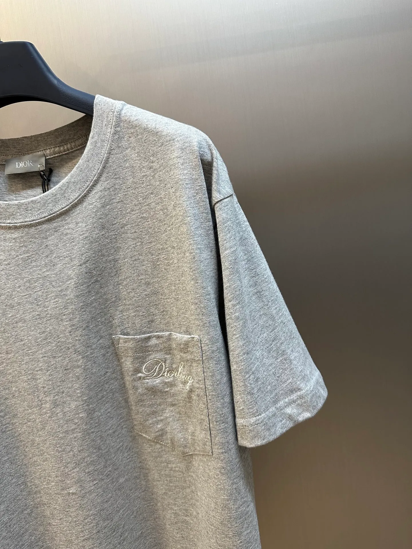 🅿️260 Dior Love Series Pocket Embroidery Round Neck Short Sleeve Cotton Jersey Fabric. Made of 24S special woven compact cotton fabric, 185g; with 32S double yarn thread, 300g. The strength of compact yarn is higher than that of traditional single yarn. The single fibers in compact yarn are closely arranged, which helps to improve the strength of the yarn. The ends of the fibers are all twisted into the yarn, so the yarn is very tight and the yarn has a smooth appearance with less hairiness. Compact spinning yarn has higher strength and less hairiness, making it less prone to fraying.  The chest is decorated with embroidery patterns, and the main body adopts precision stitch embroidery technology; the embroidery is very fine and dense, with clear patterns and strong lines and three-dimensionality. The linen material embroidery thread is combined with encrypted processing, and the embroidery body has a subtle matte visual texture; the embroidery effect is three-dimensional and full. The flat embroidery has a unique needle-to-needle design, and the embroidery is very fine and dense. The overall stitching is fine, with consistent fineness and texture, adding a sense of layering to the simple design.  Standard crew neck, short sleeve fit. The neckline is rounded and arc-shaped, suitable for various face shapes and body shapes; the sleeve length is moderate and ends just above the elbow, showing a smart and neat image. The slim fit can show off the wearer's body curves without sacrificing comfort. The collar, cuffs, hem and other parts are all sewn with fine double-needle stitching.  size：xs s m l