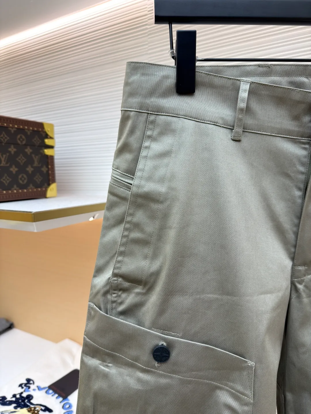 Dior Stone Island co-branded shorts ●Original version: purchased and developed for 21000 ●Item number: 1681492-B70 ●Fabric: cotton high-density twill satin fabric ●Technology: made by rubber coating ●Color: light khaki ●Version: fitted version ●Weight: about 390 grams ●Size: 44-46-48-50 ●Description: The fabric is made of [60s cotton high-density twill satin fabric], [5A grade long-staple cotton yarn], [warp and weft density 200*120], purchased Y version and printed AB color to confirm the dye formula, [custom-dyed bulk fabric color], using [2C thickness TPU hot melt adhesive film], round shaft [glue coating process], high count [ Satin fabric] plus [adhesive film to keep the fabric] 3D three-dimensional, [cool coating] can absorb moisture and perspire, [mold customization with logo rotating puller], [5# platinum corn teeth closed tail zipper], [mould customization silicone cylindrical buckle], the bag is made of [domestic high-speed machine embroidered small logo letters + grid flat embroidered seal]. The overall wiring is straight and delicate, the fabric is comfortable and soft, and the color is consistent without color difference. It can be matched with the same style to create a fashionable look and control various occasions. Customized accessories, complete with three standards, same style for men and women!