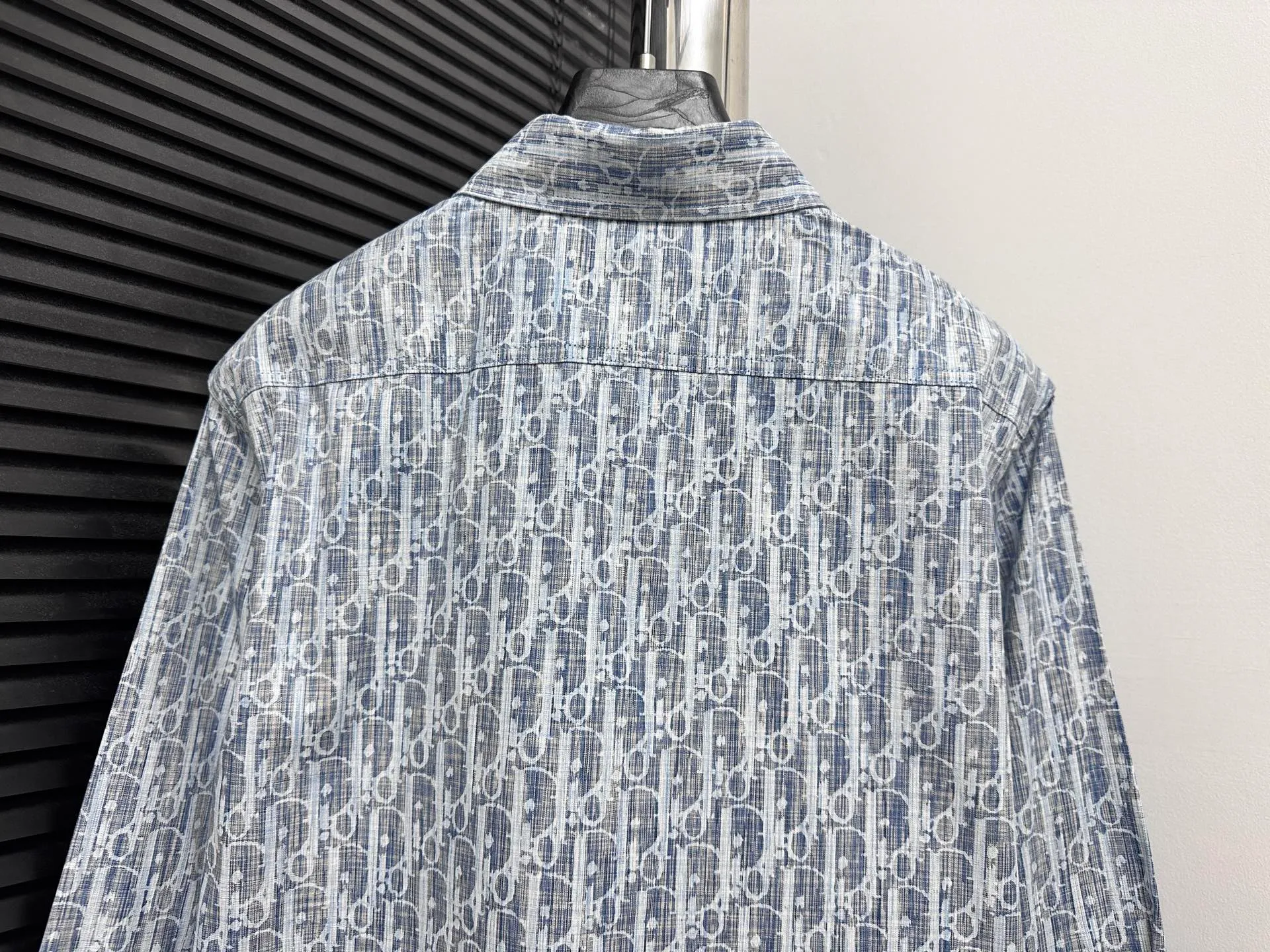 🅿️400 high version [Dior] Dior presbyopia all-over logo jacquard long-sleeved denim shirt. Exclusive molding and custom-made aluminum buckles. It will not rust easily after being stored for a long time after washing. The "Dior" letters on the small buttons on the pockets are clearly visible. The letters on the fabric are printed using a discharge printing process. The color of the original yarn is turned white and gray. It is not the so-called printed or jacquard fabric on the market. The fabric texture is thick and stiff, not the soft and thin material on the market. Pay attention to the distinction. The fabric characteristics are not easy to wrinkle. The dyeing yarn 100% restores the original color. Feel free to compare. Size: 38 39 40 41