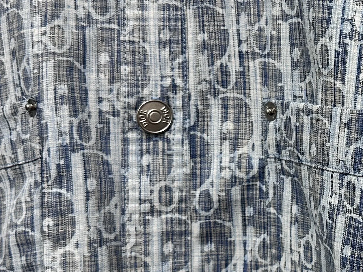 🅿️400 high version [Dior] Dior presbyopia all-over logo jacquard long-sleeved denim shirt. Exclusive molding and custom-made aluminum buckles. It will not rust easily after being stored for a long time after washing. The "Dior" letters on the small buttons on the pockets are clearly visible. The letters on the fabric are printed using a discharge printing process. The color of the original yarn is turned white and gray. It is not the so-called printed or jacquard fabric on the market. The fabric texture is thick and stiff, not the soft and thin material on the market. Pay attention to the distinction. The fabric characteristics are not easy to wrinkle. The dyeing yarn 100% restores the original color. Feel free to compare. Size: 38 39 40 41