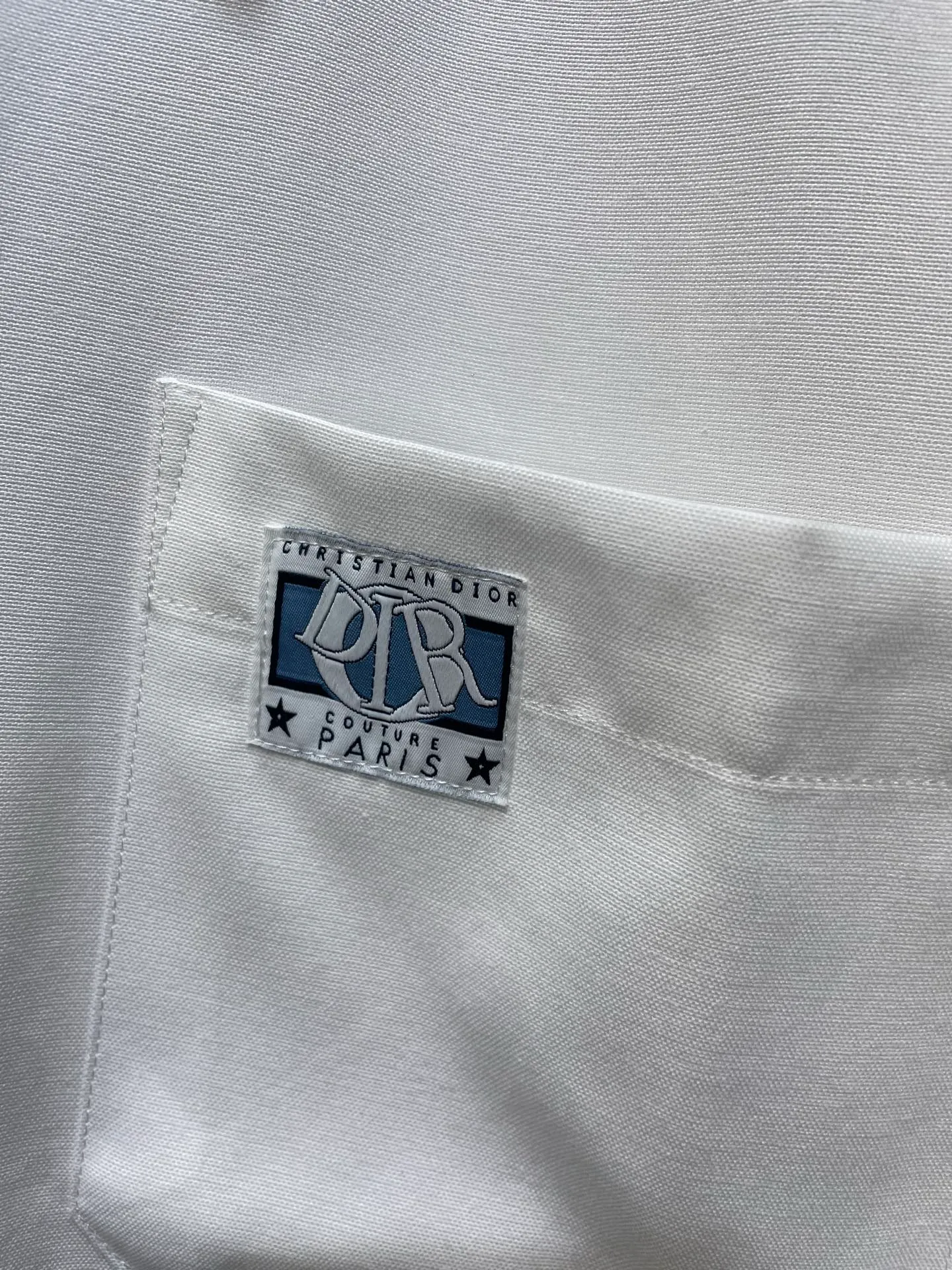 🅿️380 Dior 🌟【Top Replica】Label short-sleeved shirt. Made of Oxford spinning. Designed and processed using combed cotton fabrics. Light and breathable. Comfortable and close to the skin. Decorated with patch pockets on the chest. Highlights the classic Dior Charm. Woven label embellishment. Clean fit. Innate affinity. No unnecessary complexity. Elegant temperament. Refreshed. Process 1: Use imported special machine infrared to position the "Dior label" for more accurate positioning. Firm and strong Craftsmanship 2: Three-dimensional cutting of human body Return to traditional craftsmanship through segmentation, folding, shrinking and stretching techniques. The so-called slow work produces fine work, which is the respect for materials and the pursuit of feel. Complex workmanship, tedious, slow timeliness, high loss. Accessories: Customized 1:1 Dior trademark Customized 1:1 Dior buttons Version: Fitted version Size: 37 38 39 40