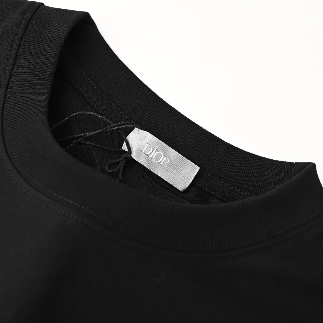🅿️290 (Higher version) DIOR CD T-shirt from DO AND KAWS limited collection. The Year of the Snake graphic design reinterprets the classic logo. Contrasting logo patch at chest. The imported machine-made tatami embroidery technology makes the letter logo appear delicate and exquisite, enhancing the decorative effect. Use an embroidery machine to embroider the designed letter logo onto the patch. Size：S-L