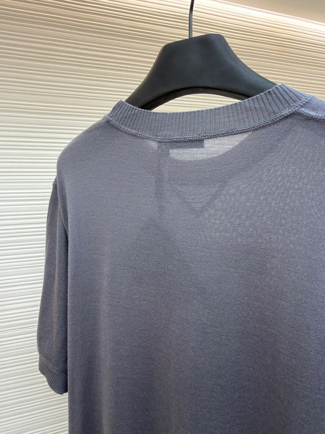 Prada classic LOGO jacquard wool round neck short sleeves ●Original version: purchased and developed by 11988 ●Item number: 1682515-A45 ●Fabric: wool fabric ●Technology: jacquard production ●Color: gray ●Version: fitted version ●Weight: about 150 grams ●Size: 46-48-50-52 ●Description: This PRADA gray knitted short-sleeve is woven with high-quality combed cotton threads. The body is made of vertical pit knitting technology. The texture is three-dimensional and elastic. It is soft and breathable when worn next to the skin. It has good drape and stiffness, and is not prone to pilling and deformation. The brand letters and badge pattern on the front of the garment are made with precision embroidery technology. The embroidery thread is made of imported high-gloss yarn. The stitches are dense and even, and the pattern is three-dimensional and clear. It forms a texture contrast with the knitted base to highlight the brand recognition. The neckline is a classic round neck design, with double-needle reinforced hemming technology and a customized threaded collar, which is durable and not easy to loosen. The cuffs and hem are ribbed in the same color. The overall cut is a loose silhouette. The stitching is straight and fine. The customized accessories and three standards are complete. The detailed craftsmanship shows the level of luxury. It is suitable for casual daily and light business wear scenarios. The overall wiring is straight and delicate, the fabric is comfortable and soft, and the color is consistent without color difference. It can be matched with the same style to create a fashionable look and control various occasions. Customized accessories, complete with three standards, same style for men and women!