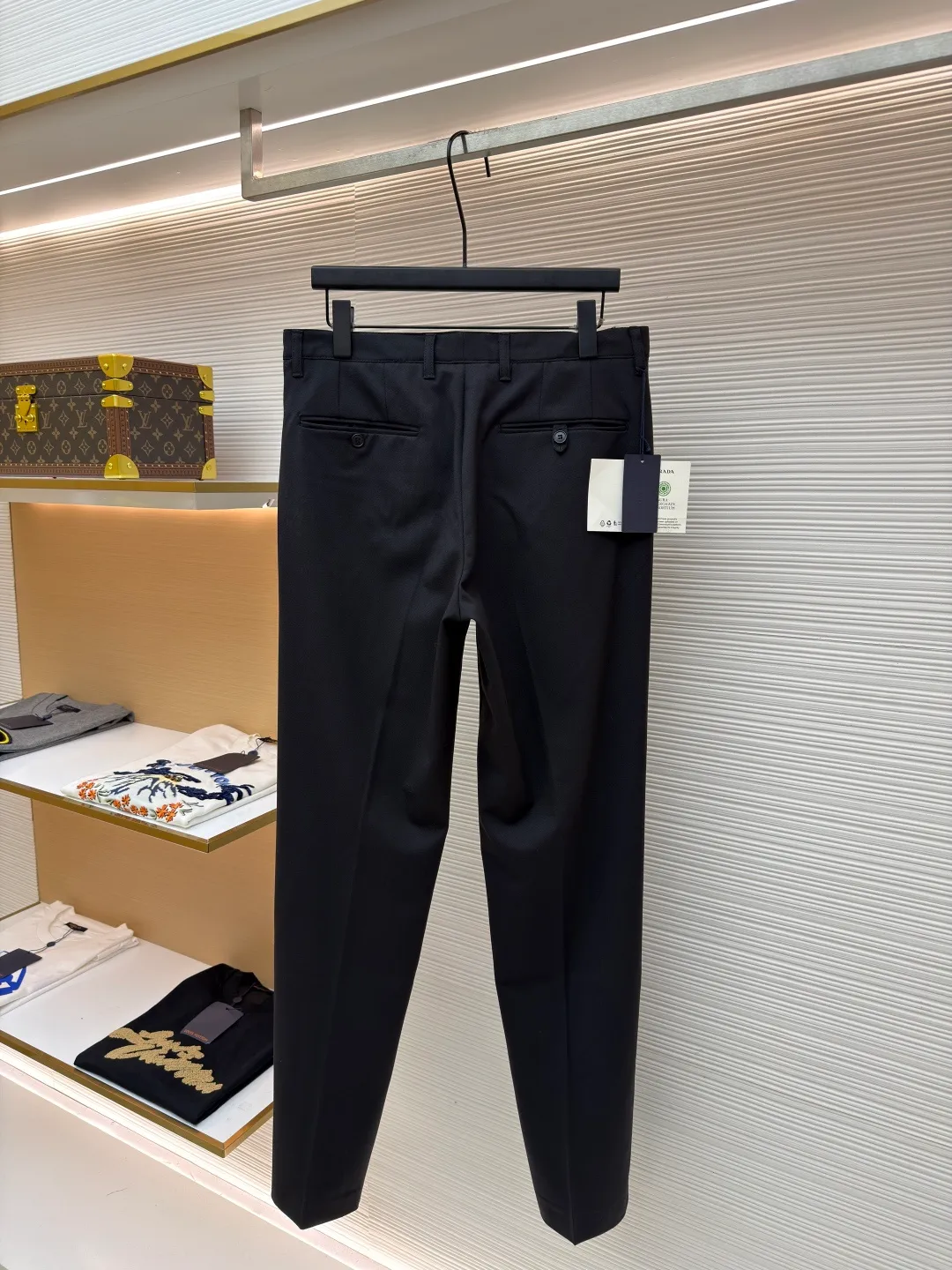 Prada triangle logo casual trousers ●Original version: Purchased and developed for 14200 ●Item number: 1681209-A80 ●Fabric: densely spun wool composite TR fabric ●Technology: fermented and softened ●Color: black ●Version: fitted version ●Weight: about 580g ●Size: 48-50-52-54 ●Description: Customized densely spun wool composite TR material, soft and delicate, comfortable and skin-friendly, laid out in pure black Just the right balance to meet the formal silhouette. The enamel metal triangle logo is outlined. The minimalist symbol of the brand marks a non-noisy identity. Architectural tailoring is the backbone. Cleverly structured waist design. Precision tailoring defines the golden balance between the body and the fabric. Obsessed with versatility. Obsessed with slimming, ergonomic three-dimensional tailoring. Return to traditional craftsmanship. Through segmentation, folding, shrinking and stretching technical techniques, the so-called slow work produces fine work, which is respect for materials. The pursuit of hand feel is complicated and tedious in workmanship, slow in aging, high in losses, and the template machine opens the bag. The preset template guides the position, shape and size of the bag opening. The accuracy ensures the quality of the bag opening effect. Fermentation washing adds softness. The fermentation effect produced by mixing yeast, water and mild detergent is used to gently treat the fabric, improving the overall softness. The overall wiring is straight and delicate, the fabric is comfortable and soft, and the color is consistent without color difference. It can be matched with the same style to create a fashionable look and control various occasions. Customized accessories, complete with three standards, same style for men and women!