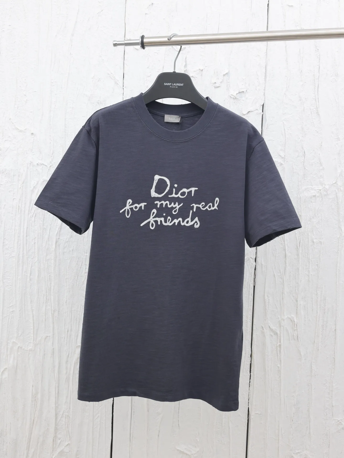 🅿️280 Dio*/Dior 25 spring and summer new short-sleeved T-shirt with letter embroidery logo. Customized 32 pieces of 280g combed fabric, original craft thread. Designed with letter logo embroidery technology, simple and elegant, easy and versatile, classic silhouette with ribbed round collar. Collar, sleeves and hem are embellished with burnt flower effect to enhance style. Casual tailoring, can be paired with bottoms of the same season to create a fashionable look. Size: S/M/L/XL