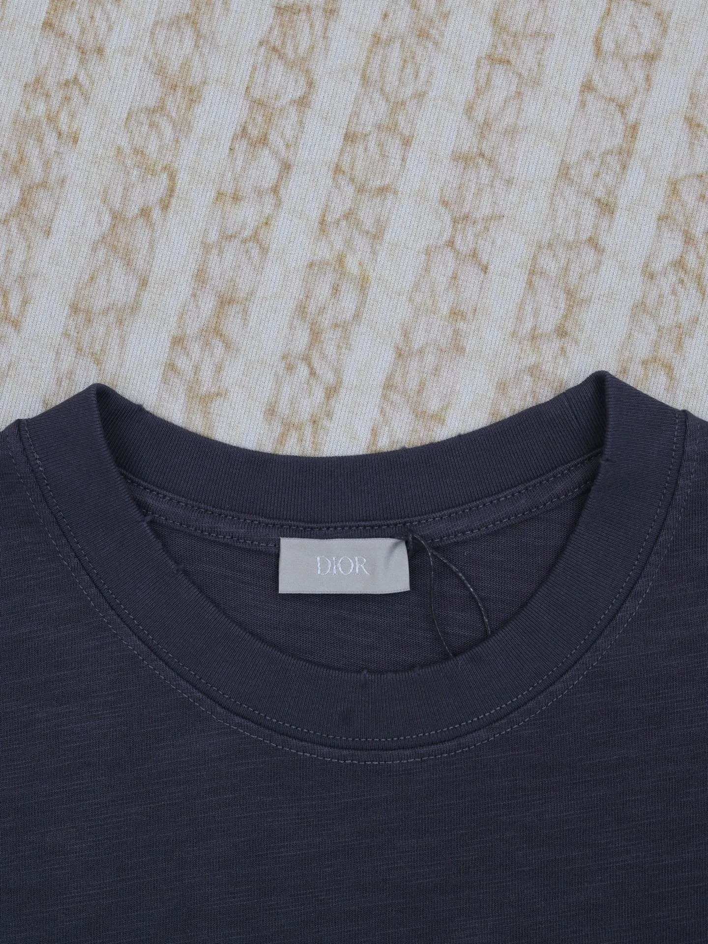 🅿️280 Dio*/Dior 25 spring and summer new short-sleeved T-shirt with letter embroidery logo. Customized 32 pieces of 280g combed fabric, original craft thread. Designed with letter logo embroidery technology, simple and elegant, easy and versatile, classic silhouette with ribbed round collar. Collar, sleeves and hem are embellished with burnt flower effect to enhance style. Casual tailoring, can be paired with bottoms of the same season to create a fashionable look. Size: S/M/L/XL