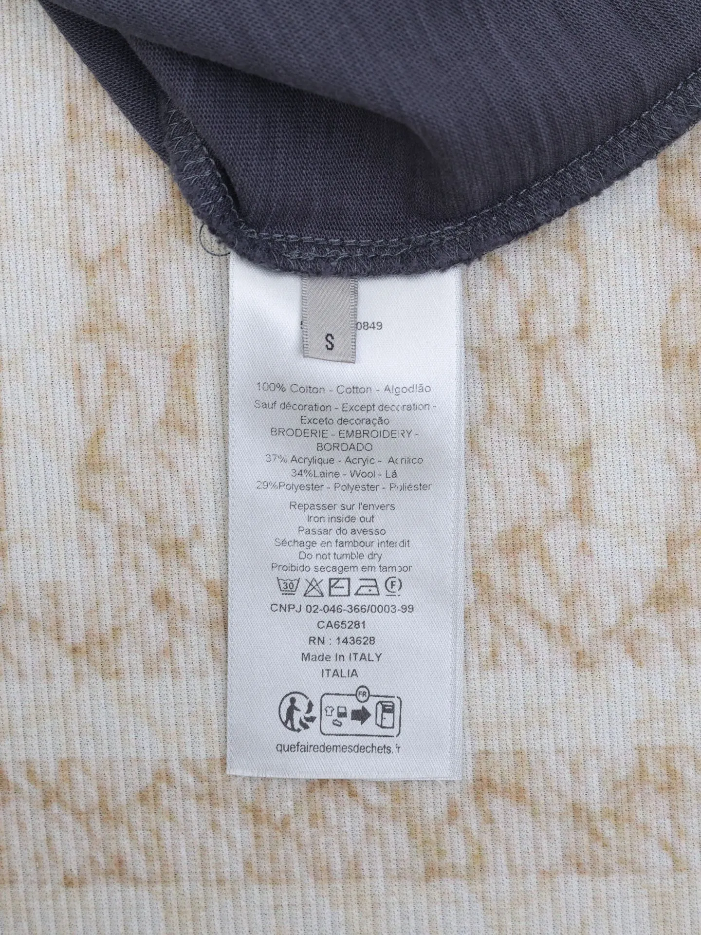 🅿️280 Dio*/Dior 25 spring and summer new short-sleeved T-shirt with letter embroidery logo. Customized 32 pieces of 280g combed fabric, original craft thread. Designed with letter logo embroidery technology, simple and elegant, easy and versatile, classic silhouette with ribbed round collar. Collar, sleeves and hem are embellished with burnt flower effect to enhance style. Casual tailoring, can be paired with bottoms of the same season to create a fashionable look. Size: S/M/L/XL