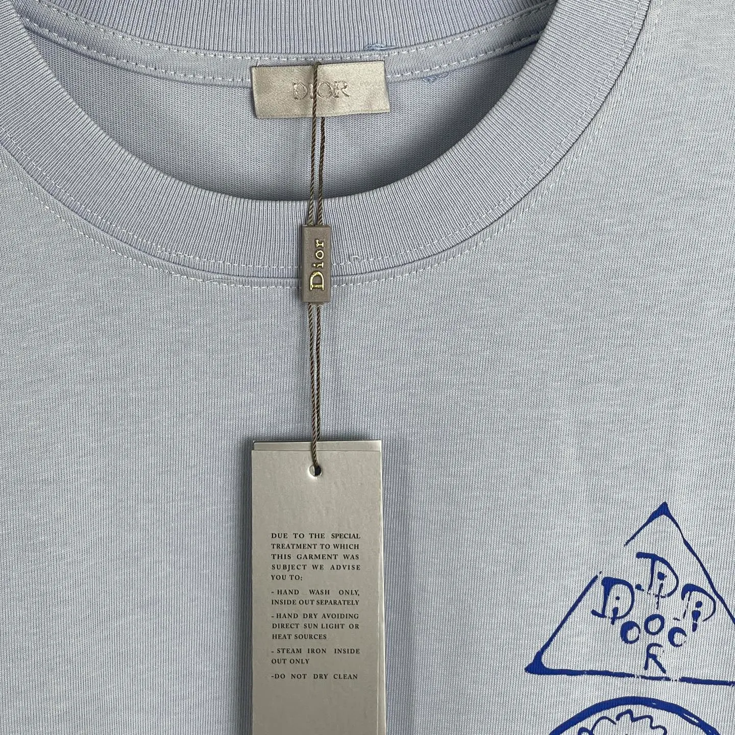 🅿️180 /A23 DIOR Dior Fabric upgrade 300 high gram weight High-end craftsmanship Exclusive new original order Same style for men and women Casual loose fit short sleeves High-end customization High version Fashionable and versatile imported fabrics Super soft and delicate feel Skin-friendly and comfortable to wear High-end boutique High-temperature washing process to ensure no deformation or shrinkage, summer wear, a comfortable and beautiful value! A must-have item for beauty and ageing! The surface is ultra-fine and smooth, uniform, delicate and soft. It is comfortable to wear and can easily create a cool summer feel. It is easy to handle on the upper body and becomes the focus of the street in minutes. Size: S-XL Color: black, white and blue