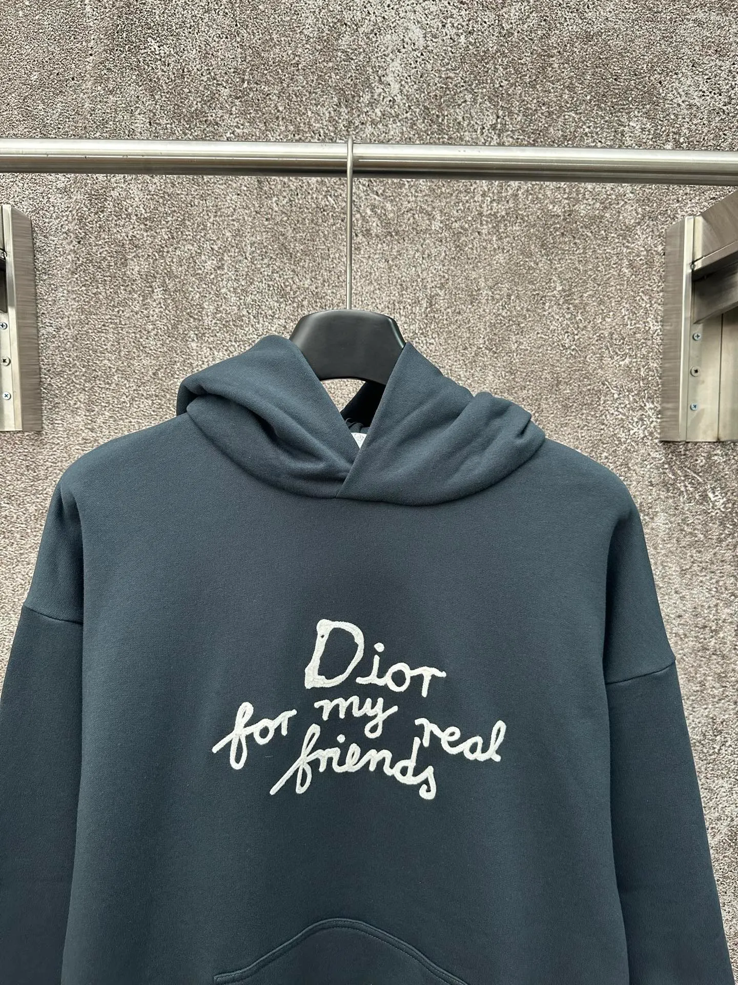 🅿️380 Dior/Dior 25Fw letter slogan hooded sweatshirt This hooded sweatshirt displays the Dior For My Real Friends logo from the DIOR AND HYLTON NEL joint series. Crafted from navy cotton fleece, it features contrasting embroidery on the front and a practical kangaroo pocket. Cut for a relaxed fit with a ribbed hem and cuffs, it pairs well with a variety of casual outfits. DIOR AND HYLTON NEL collaboration Doir For My Real Friends logo embroidered hood, front kangaroo pocket ribbed hem and cuffs Size: S M L XL