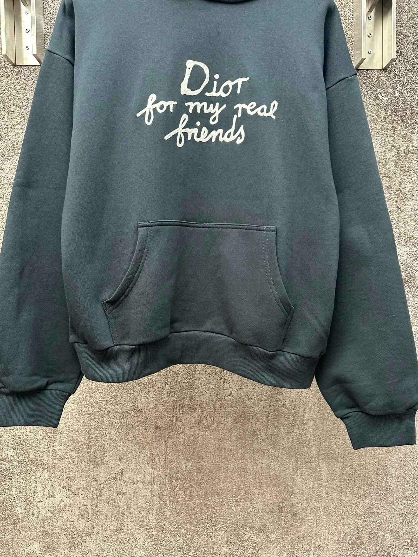 🅿️380 Dior/Dior 25Fw letter slogan hooded sweatshirt This hooded sweatshirt displays the Dior For My Real Friends logo from the DIOR AND HYLTON NEL joint series. Crafted from navy cotton fleece, it features contrasting embroidery on the front and a practical kangaroo pocket. Cut for a relaxed fit with a ribbed hem and cuffs, it pairs well with a variety of casual outfits. DIOR AND HYLTON NEL collaboration Doir For My Real Friends logo embroidered hood, front kangaroo pocket ribbed hem and cuffs Size: S M L XL