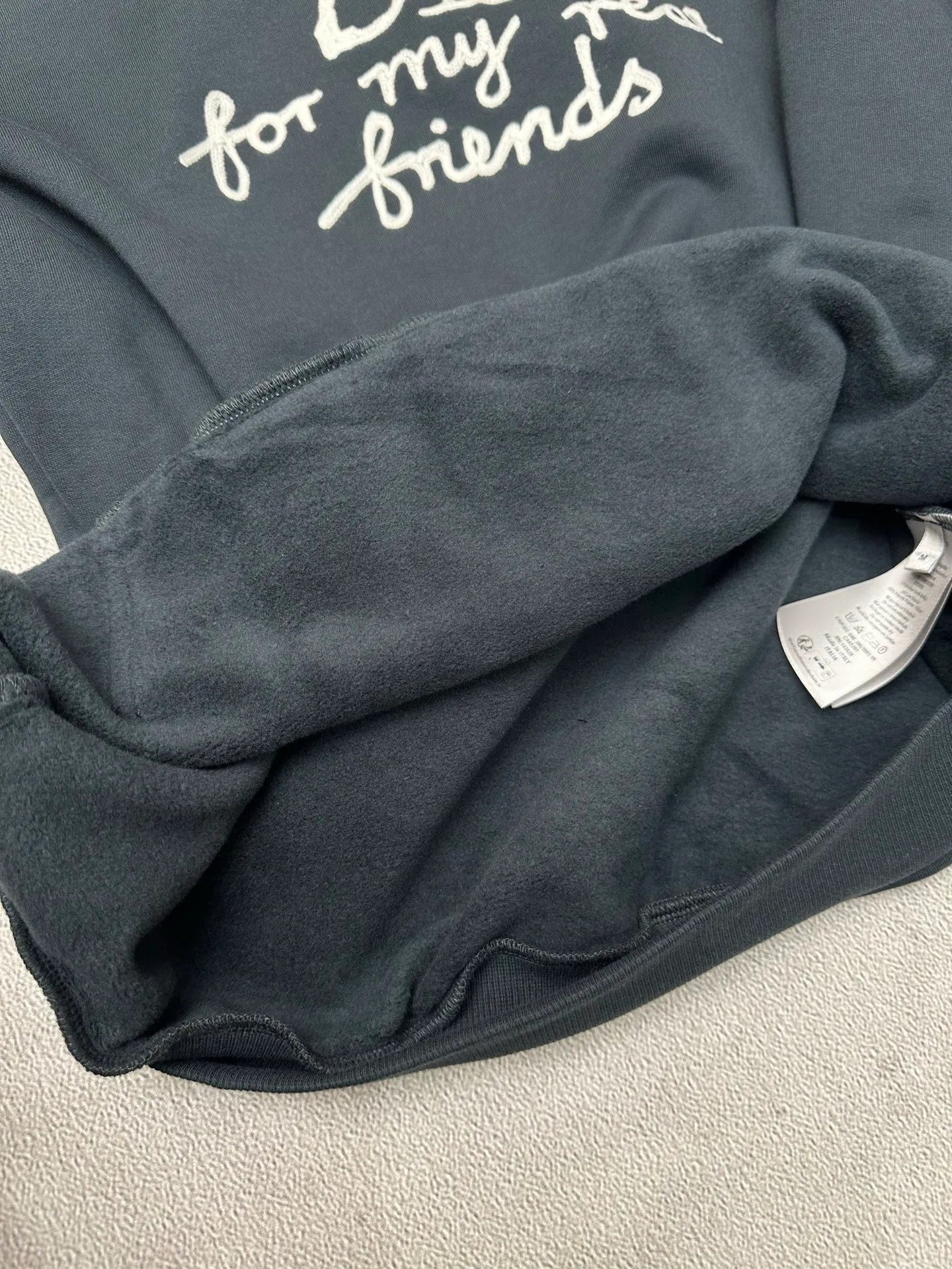 🅿️380 Dior/Dior 25Fw letter slogan hooded sweatshirt This hooded sweatshirt displays the Dior For My Real Friends logo from the DIOR AND HYLTON NEL joint series. Crafted from navy cotton fleece, it features contrasting embroidery on the front and a practical kangaroo pocket. Cut for a relaxed fit with a ribbed hem and cuffs, it pairs well with a variety of casual outfits. DIOR AND HYLTON NEL collaboration Doir For My Real Friends logo embroidered hood, front kangaroo pocket ribbed hem and cuffs Size: S M L XL