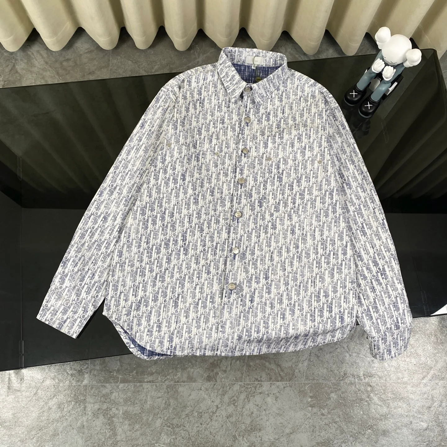 🅿️260 high version Dior/Dior limited edition full-print horseshoe print jacquard casual shirt jacket - purchased from the original mold and made with a full set of customized accessories, details determine success or failure.  - Size: M L The entire logo is very smooth and simple. The D letter is perfectly coordinated with every detail in the design. Use the letter D perfectly. The design of all luxury goods is very demanding in the pursuit of details. The combination of the letter D and O in the Dior logo design is a very interesting example. The echo of a semicircle and an ellipse forms a perfect arc - Dior (full name: Christian Dior) is a multinational luxury brand originating from France, synonymous with dazzling haute couture. It was founded in 1946 by French fashion designer Christian Dior and is headquartered in Paris. Mainly engaged in high-end consumer goods such as fashion, jewelry, perfume, cosmetics, children's clothing - Customized all-over printed jacquard fabrics - Customized engraved LOGO buttons - Customized Dior
