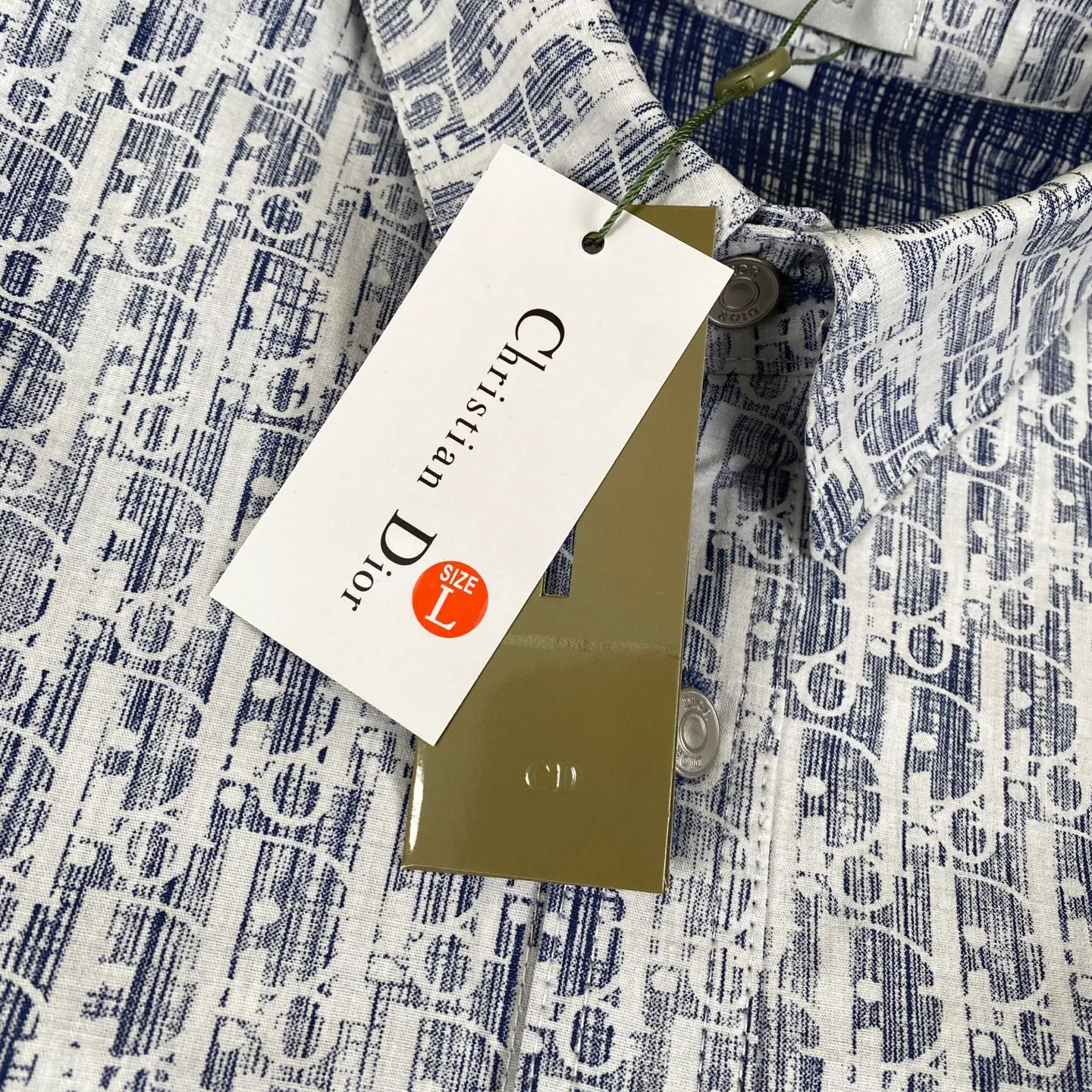 🅿️260 high version Dior/Dior limited edition full-print horseshoe print jacquard casual shirt jacket - purchased from the original mold and made with a full set of customized accessories, details determine success or failure.  - Size: M L The entire logo is very smooth and simple. The D letter is perfectly coordinated with every detail in the design. Use the letter D perfectly. The design of all luxury goods is very demanding in the pursuit of details. The combination of the letter D and O in the Dior logo design is a very interesting example. The echo of a semicircle and an ellipse forms a perfect arc - Dior (full name: Christian Dior) is a multinational luxury brand originating from France, synonymous with dazzling haute couture. It was founded in 1946 by French fashion designer Christian Dior and is headquartered in Paris. Mainly engaged in high-end consumer goods such as fashion, jewelry, perfume, cosmetics, children's clothing - Customized all-over printed jacquard fabrics - Customized engraved LOGO buttons - Customized Dior