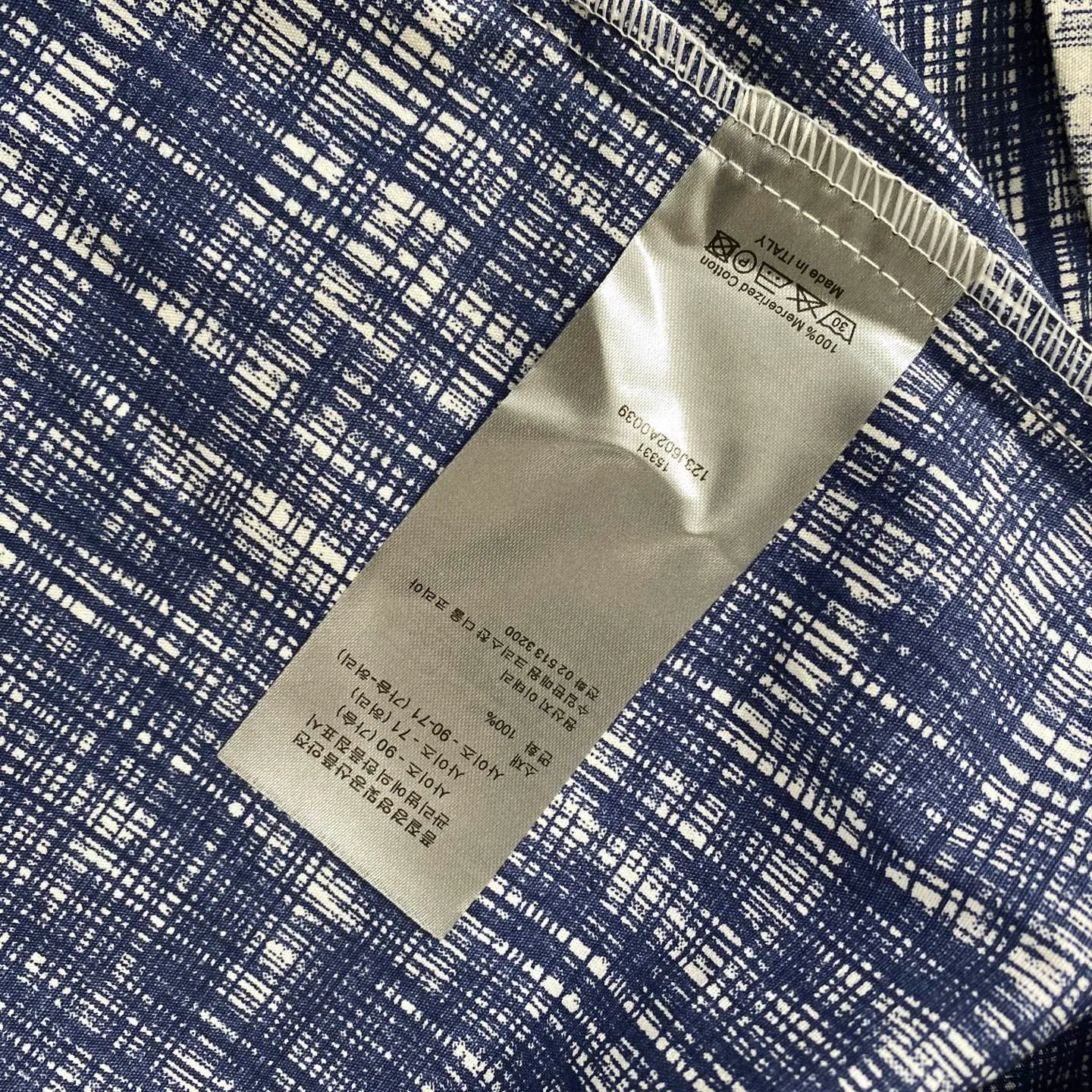 🅿️260 high version Dior/Dior limited edition full-print horseshoe print jacquard casual shirt jacket - purchased from the original mold and made with a full set of customized accessories, details determine success or failure.  - Size: M L The entire logo is very smooth and simple. The D letter is perfectly coordinated with every detail in the design. Use the letter D perfectly. The design of all luxury goods is very demanding in the pursuit of details. The combination of the letter D and O in the Dior logo design is a very interesting example. The echo of a semicircle and an ellipse forms a perfect arc - Dior (full name: Christian Dior) is a multinational luxury brand originating from France, synonymous with dazzling haute couture. It was founded in 1946 by French fashion designer Christian Dior and is headquartered in Paris. Mainly engaged in high-end consumer goods such as fashion, jewelry, perfume, cosmetics, children's clothing - Customized all-over printed jacquard fabrics - Customized engraved LOGO buttons - Customized Dior