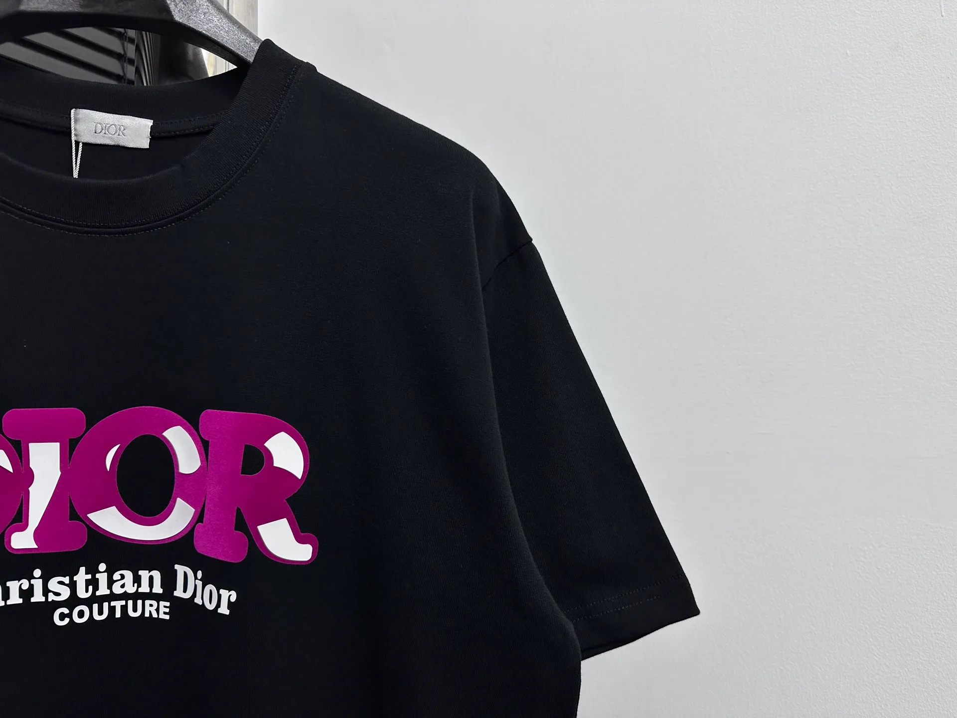 🅿️170 [DIOR] Dior 25ss new round neck T-shirt is made of 280 grams of pure cotton fabric, comfortable and breathable, flocked offset printing lamination process, font three-dimensional artistic effect, smooth and smooth lines, high wash fastness. Created by the fusion of top elements, both upper body comfort is unparalleled, interpreting your luxury and taste, and creating your fashionable charm. Same style for men and women. Size: S-XL