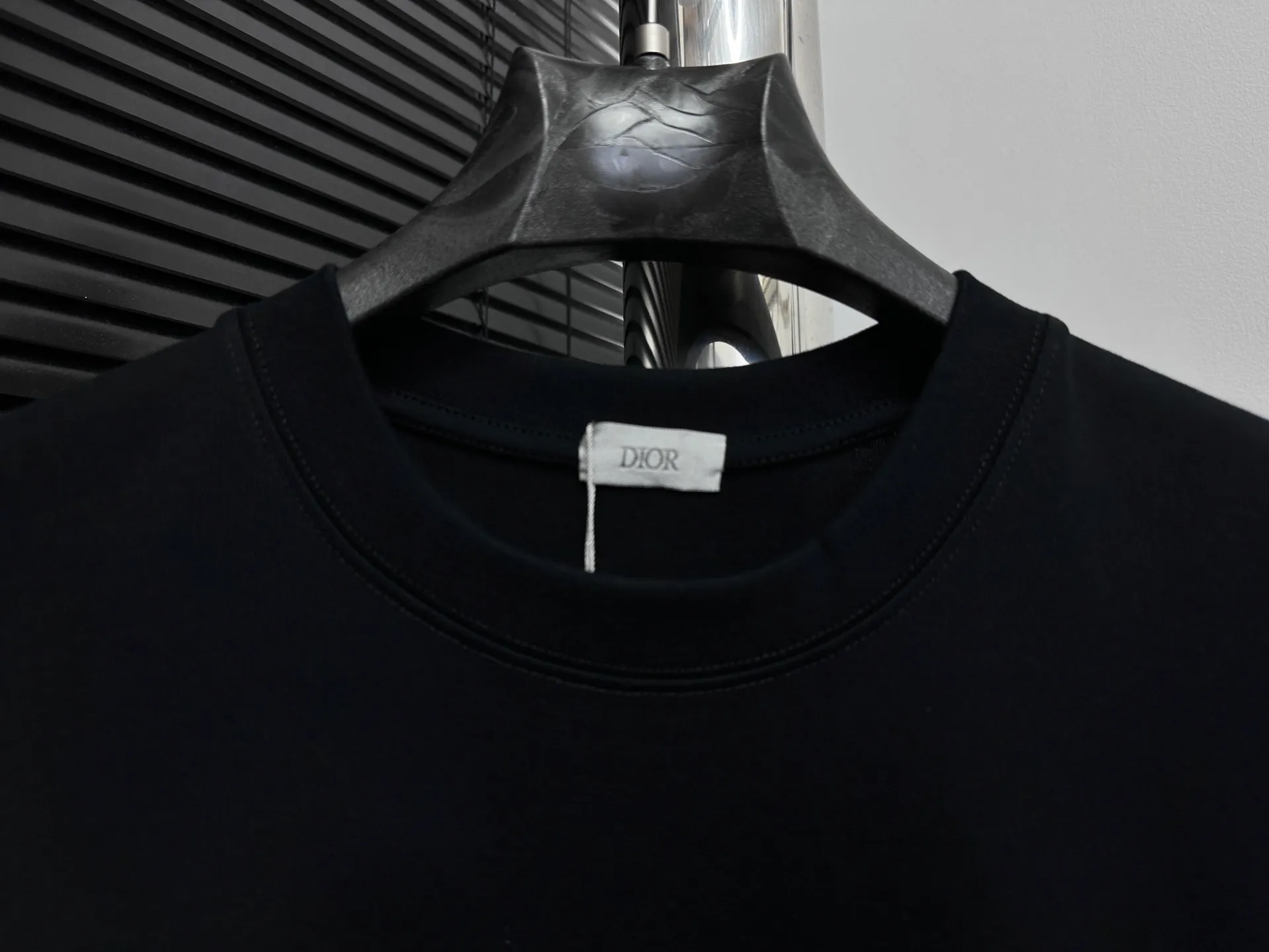 🅿️170 [DIOR] Dior 25ss new round neck T-shirt is made of 280 grams of pure cotton fabric, comfortable and breathable, flocked offset printing lamination process, font three-dimensional artistic effect, smooth and smooth lines, high wash fastness. Created by the fusion of top elements, both upper body comfort is unparalleled, interpreting your luxury and taste, and creating your fashionable charm. Same style for men and women. Size: S-XL