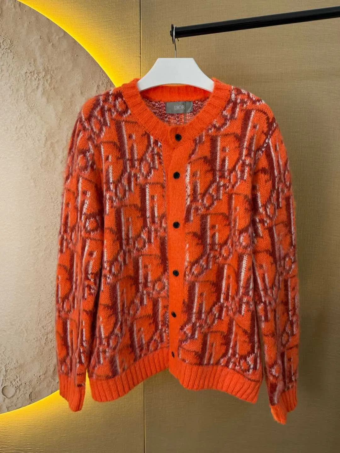 🅿️370 DIOR25ss Year of the Snake limited edition kaws all-over printed oblique pattern cardigan sweater jacket made of mohair material S-XL Composition: 76% mohair 14% wool 10% cotton. I’m too lazy to brag about the copywriting. Check the quality for yourself! Color: dark blue, orange red