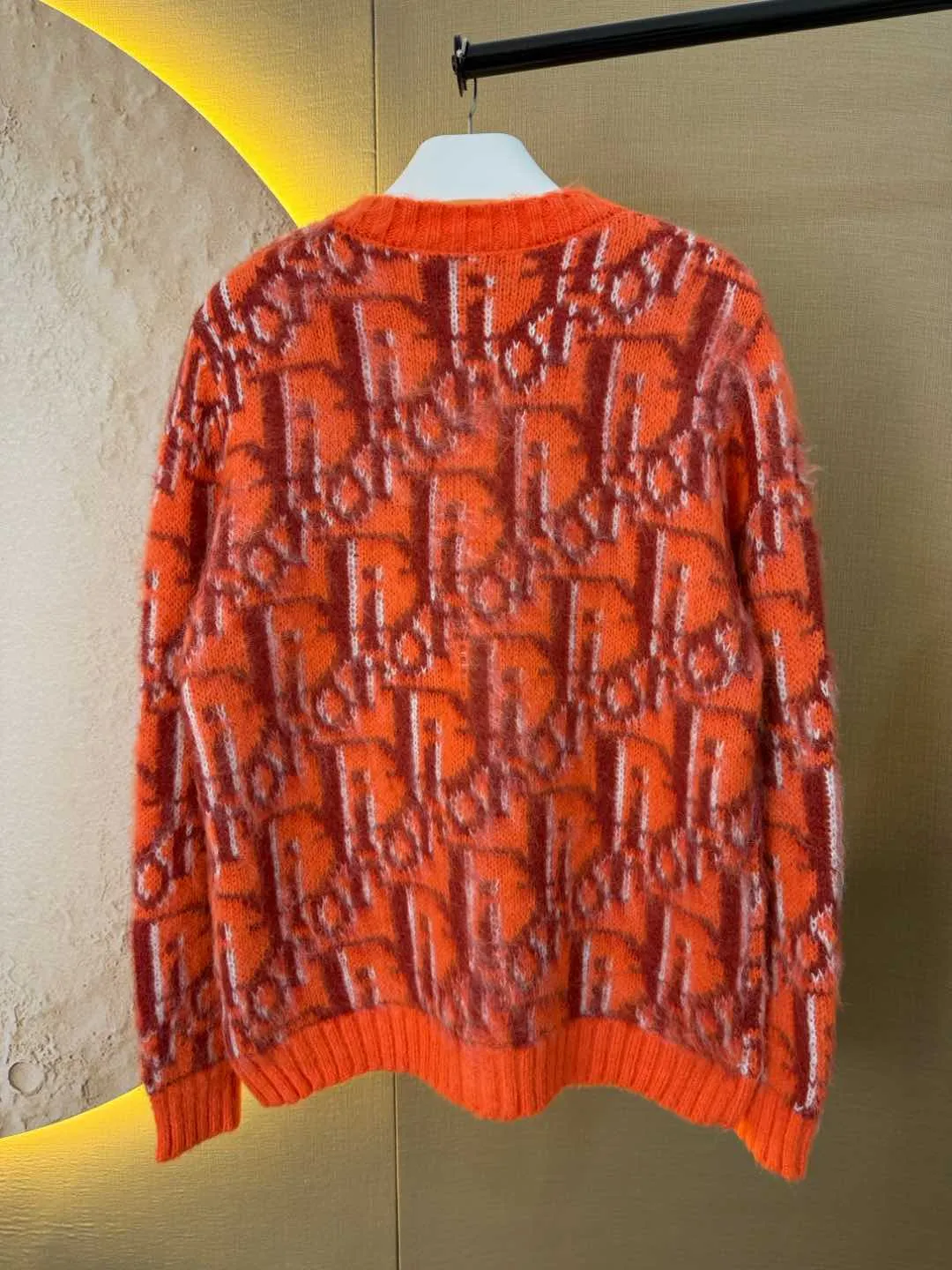 🅿️370 DIOR25ss Year of the Snake limited edition kaws all-over printed oblique pattern cardigan sweater jacket made of mohair material S-XL Composition: 76% mohair 14% wool 10% cotton. I’m too lazy to brag about the copywriting. Check the quality for yourself! Color: dark blue, orange red