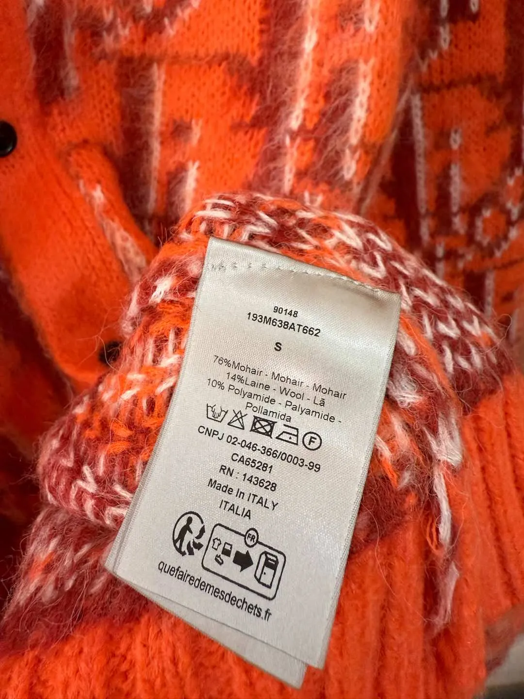 🅿️370 DIOR25ss Year of the Snake limited edition kaws all-over printed oblique pattern cardigan sweater jacket made of mohair material S-XL Composition: 76% mohair 14% wool 10% cotton. I’m too lazy to brag about the copywriting. Check the quality for yourself! Color: dark blue, orange red