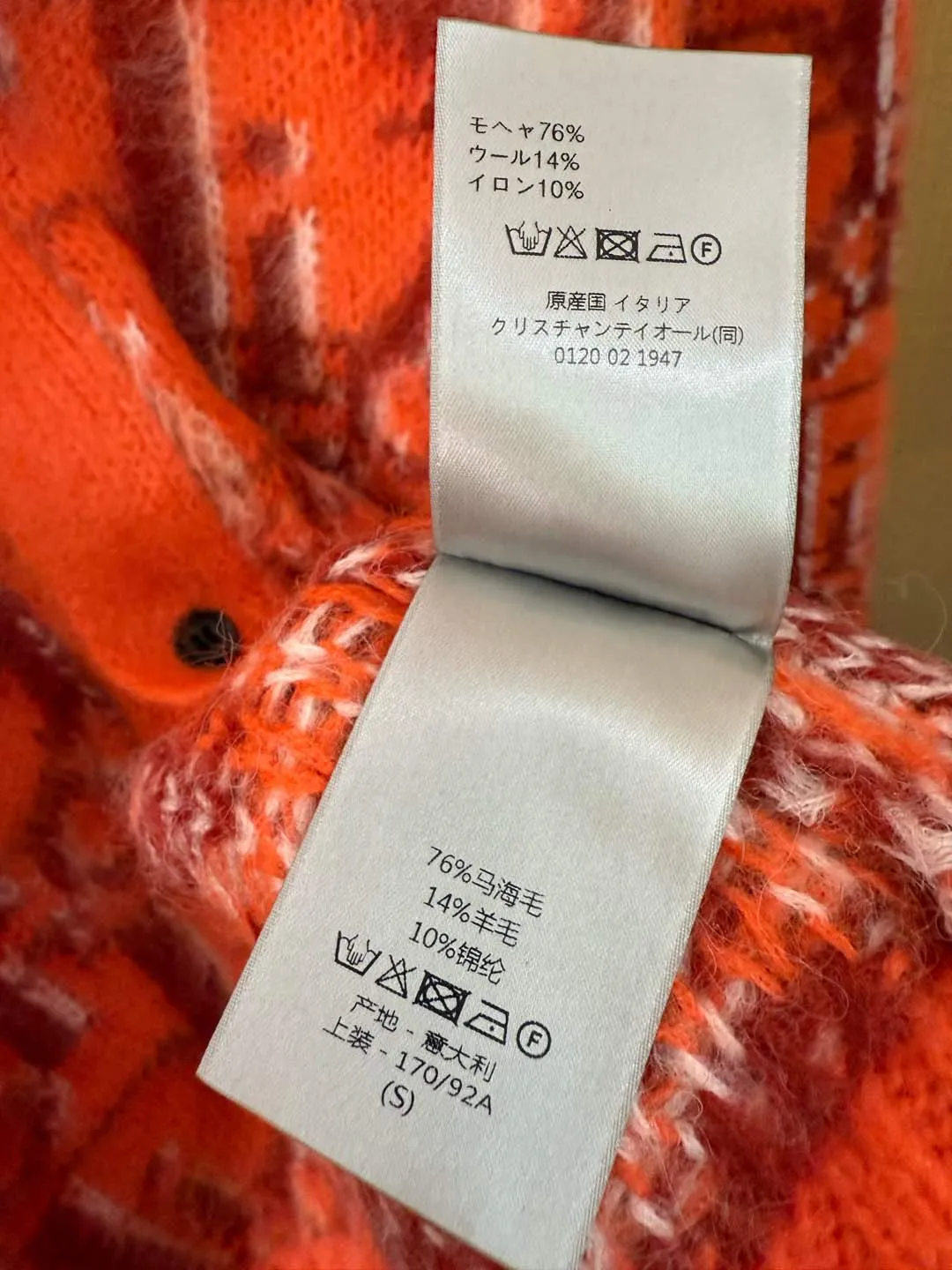 🅿️370 DIOR25ss Year of the Snake limited edition kaws all-over printed oblique pattern cardigan sweater jacket made of mohair material S-XL Composition: 76% mohair 14% wool 10% cotton. I’m too lazy to brag about the copywriting. Check the quality for yourself! Color: dark blue, orange red