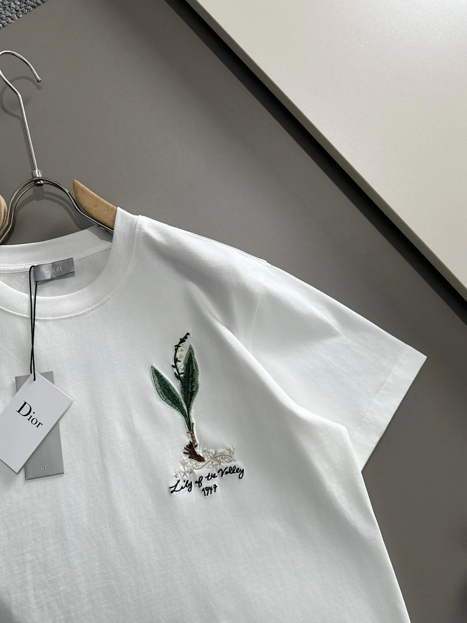 🅿️170 (arrives the next day) Dior 2025 new flower seedling embroidered letter logo Unisex short-sleeved T-shirt ·Customized 260g 100% double yarn pure cotton fabric ·Imported Tajima machine embroidery technology ·Custom dyed 32 double-strand threads ·Collar tag, main mark and three labels complete Color: White Size: XS S M L