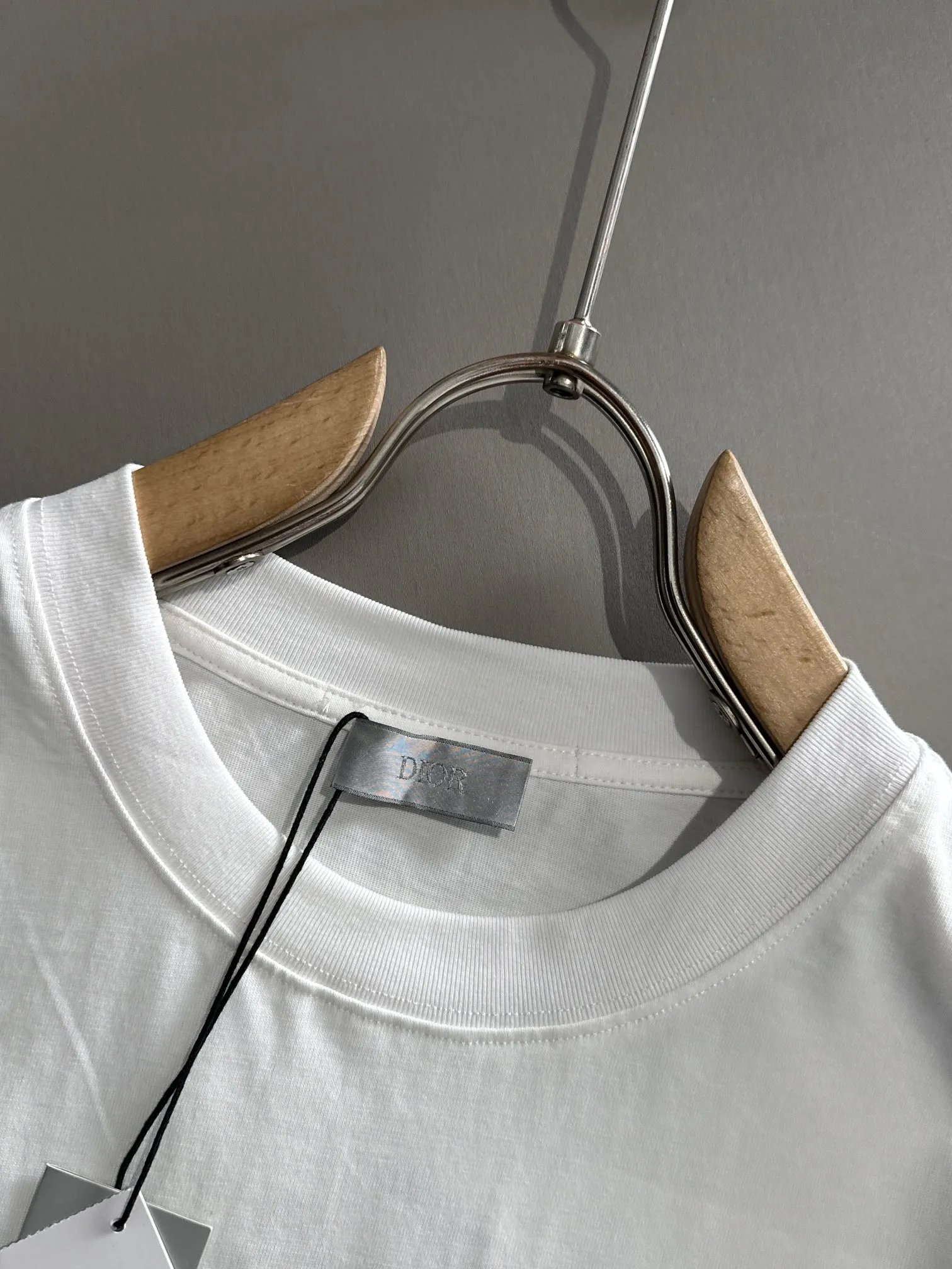 🅿️170 (arrives the next day) Dior 2025 new flower seedling embroidered letter logo Unisex short-sleeved T-shirt ·Customized 260g 100% double yarn pure cotton fabric ·Imported Tajima machine embroidery technology ·Custom dyed 32 double-strand threads ·Collar tag, main mark and three labels complete Color: White Size: XS S M L