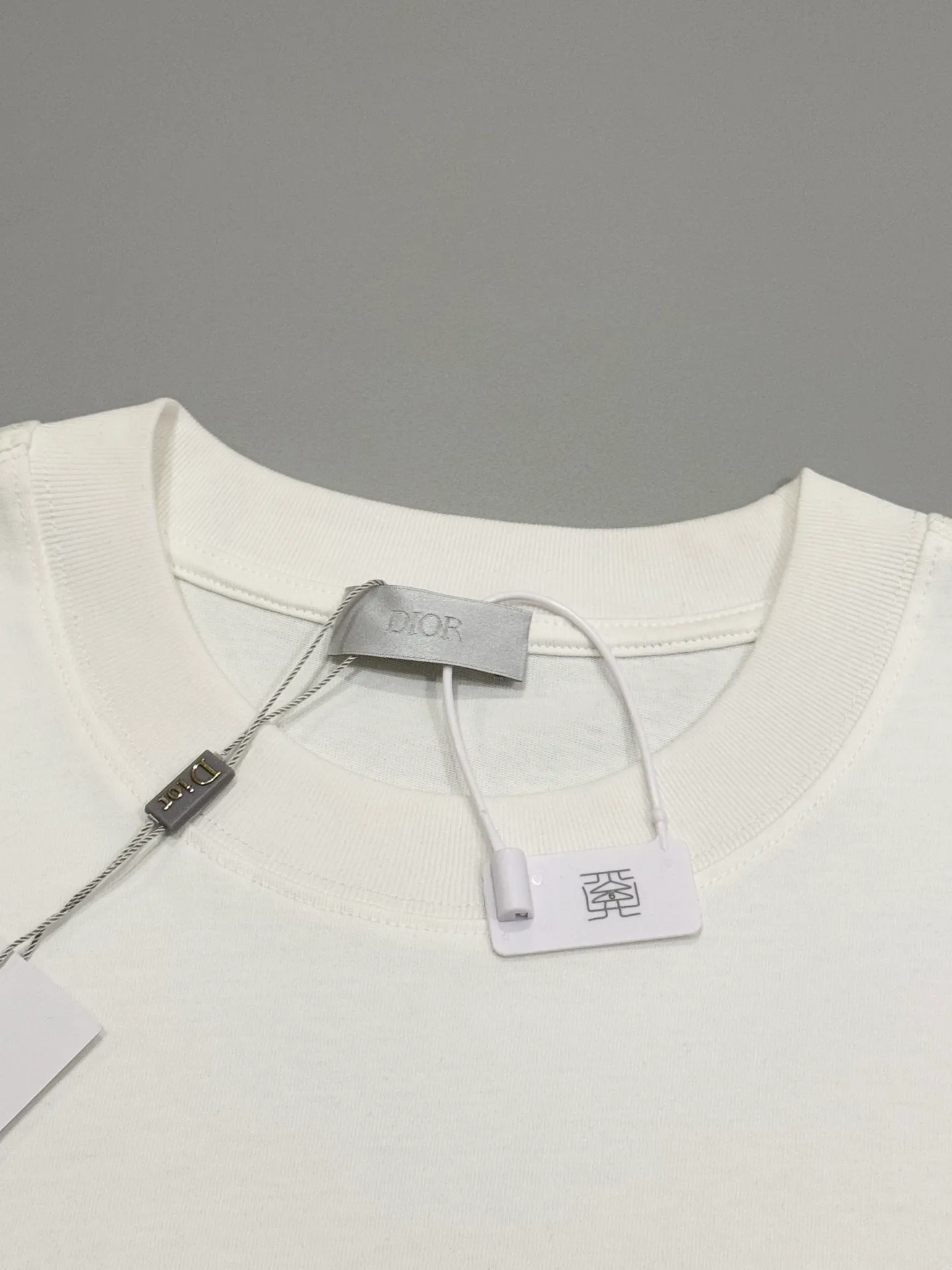 🅿️200 [High quality] Dior Dior 25ss spring and summer new round neck short-sleeved T-shirt simple brand embroidery letter hair transplant logo design logo official synchronization original mold fashion personality versatile trend pure original quality original 32 pieces 280g washed fabric tag collar label washed wheat three labels complete Color: black. White. Size: S to XL