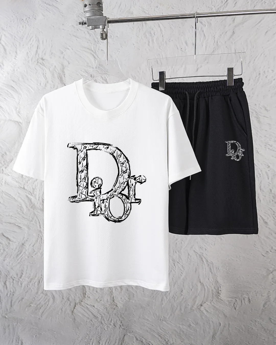 🅿️300 Dior Exclusively supplies the new trendy men’s fashionable round neck short-sleeved shorts suit, trendy and fashionable casual short-sleeved suit! It has high breathability and comfort, impeccable details, and brand element design concept, reflecting high quality. It presents a casual cut and the upper body shape is great! Material: 260g double yarn pure cotton short sleeves + 360g pure cotton terry shorts Size: S-XXL 🔥 (please state your height and weight when placing an order)