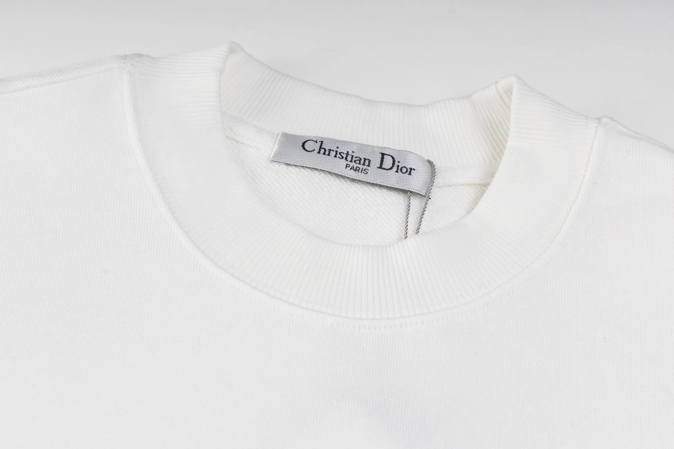 🅿️270 Style No. B12 Dior presbyopic denim patch large label round neck sweatshirt DIOR counter consistent sweatshirt The fabric is made of 420g double-strand double yarn terry in the same cylinder 2×2 pure cotton high-elastic fine thread does not deform The front piece is laser-cut presbyopic denim patch large label embroidery technology The most popular online celebrity versatile OS version can be worn up to about 180 pounds Factory assembly line workmanship imported machine double line hemming technology Three complete standards Customized accessories, plate alignment, same style for men and women colour: black white size: S M L XL Manual measurement error of about 1-3cm is normal