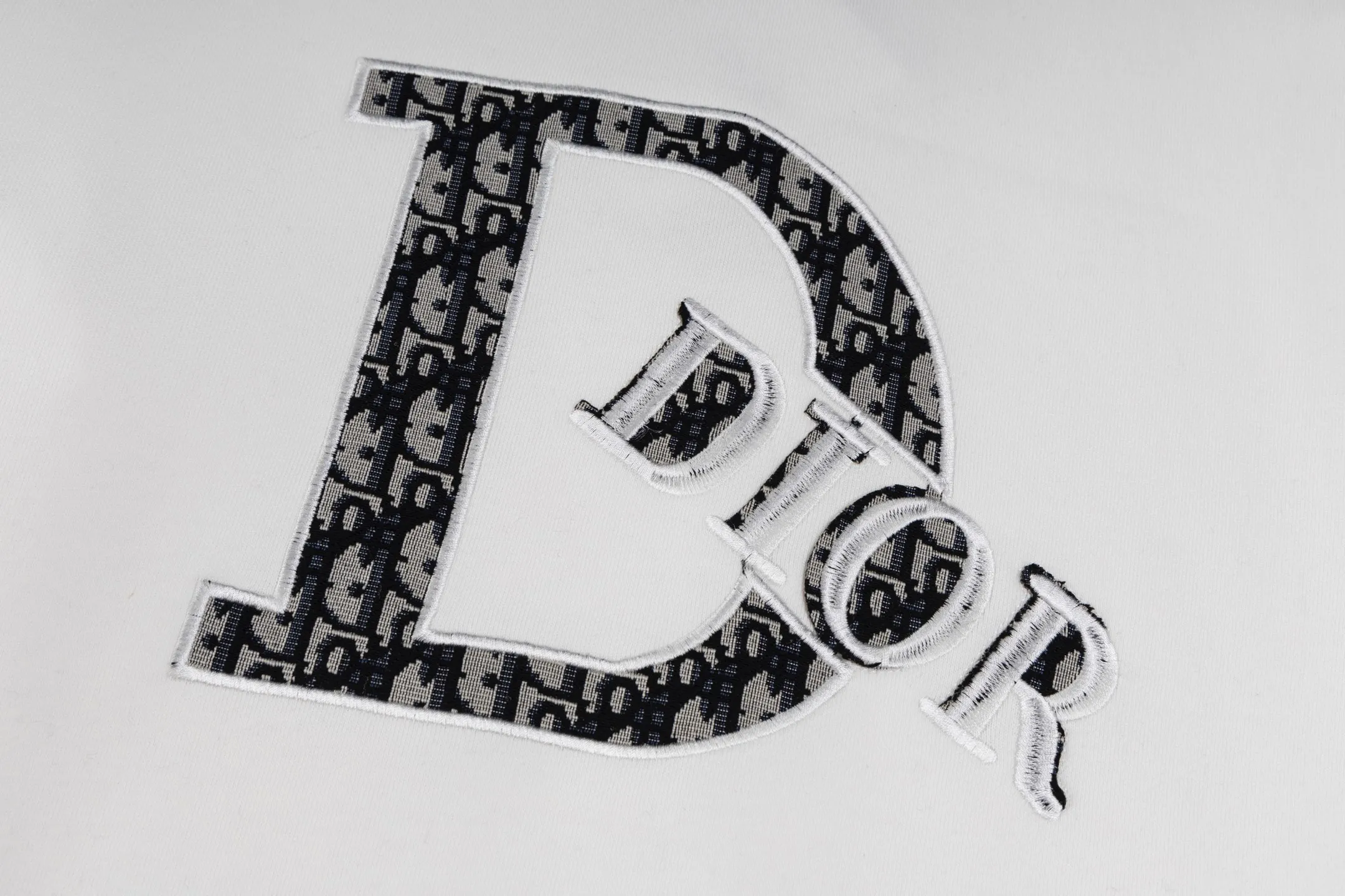 🅿️270 Style No. B12 Dior presbyopic denim patch large label round neck sweatshirt DIOR counter consistent sweatshirt The fabric is made of 420g double-strand double yarn terry in the same cylinder 2×2 pure cotton high-elastic fine thread does not deform The front piece is laser-cut presbyopic denim patch large label embroidery technology The most popular online celebrity versatile OS version can be worn up to about 180 pounds Factory assembly line workmanship imported machine double line hemming technology Three complete standards Customized accessories, plate alignment, same style for men and women colour: black white size: S M L XL Manual measurement error of about 1-3cm is normal