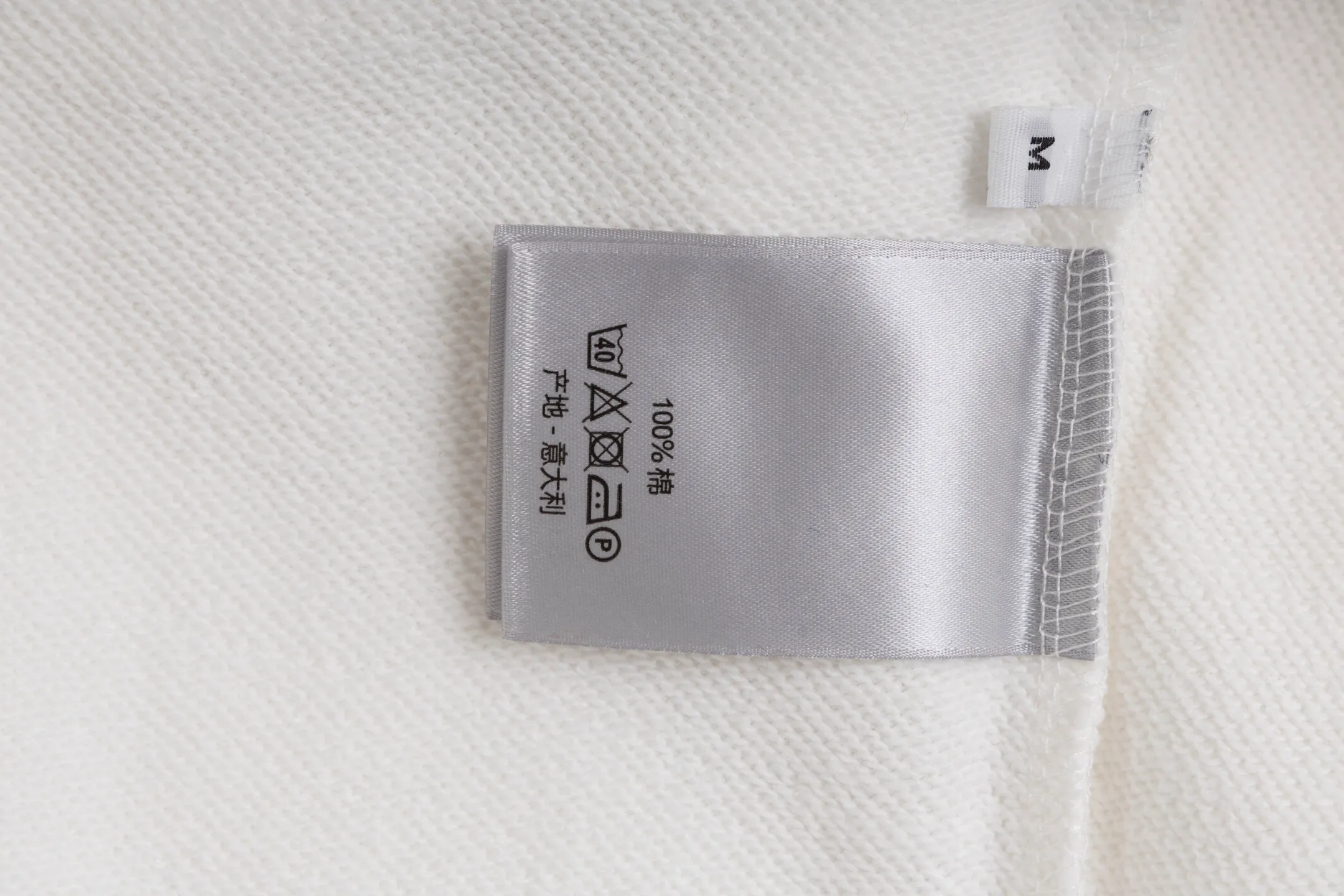 🅿️270 Style No. B12 Dior presbyopic denim patch large label round neck sweatshirt DIOR counter consistent sweatshirt The fabric is made of 420g double-strand double yarn terry in the same cylinder 2×2 pure cotton high-elastic fine thread does not deform The front piece is laser-cut presbyopic denim patch large label embroidery technology The most popular online celebrity versatile OS version can be worn up to about 180 pounds Factory assembly line workmanship imported machine double line hemming technology Three complete standards Customized accessories, plate alignment, same style for men and women colour: black white size: S M L XL Manual measurement error of about 1-3cm is normal