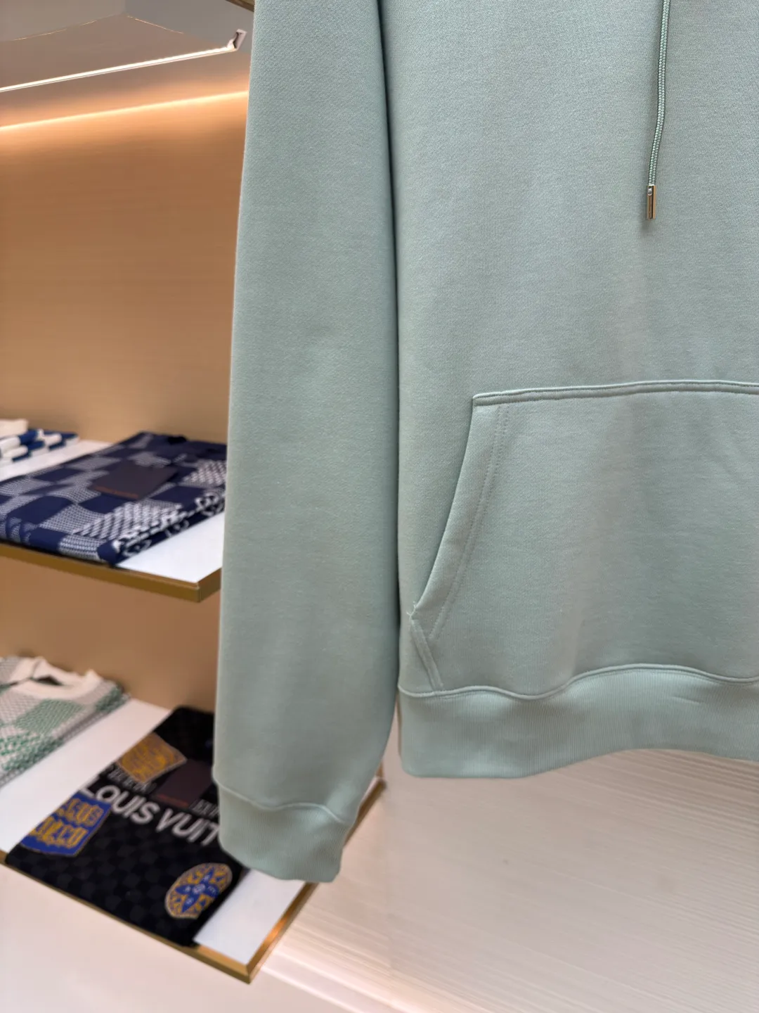 DIOR logo embroidered long-sleeved hoodie ●Authentic product: purchased and developed by 4074 ●Item number: 1680347-A85 ●Fabric: pure cotton fabric ●Technology: embroidery production ●Version: loose fit ●Weight: about 730 grams ●Size: S-M-L-XL ●Description: Made of customized cotton fabric, with classic high-density logo embroidery on the chest and velvet design on the inside. It can be matched with bottoms of the same season to create a fashionable look. It can be worn inside or outside to suit various occasions. Customized accessories, complete with three labels, same style for men and women!