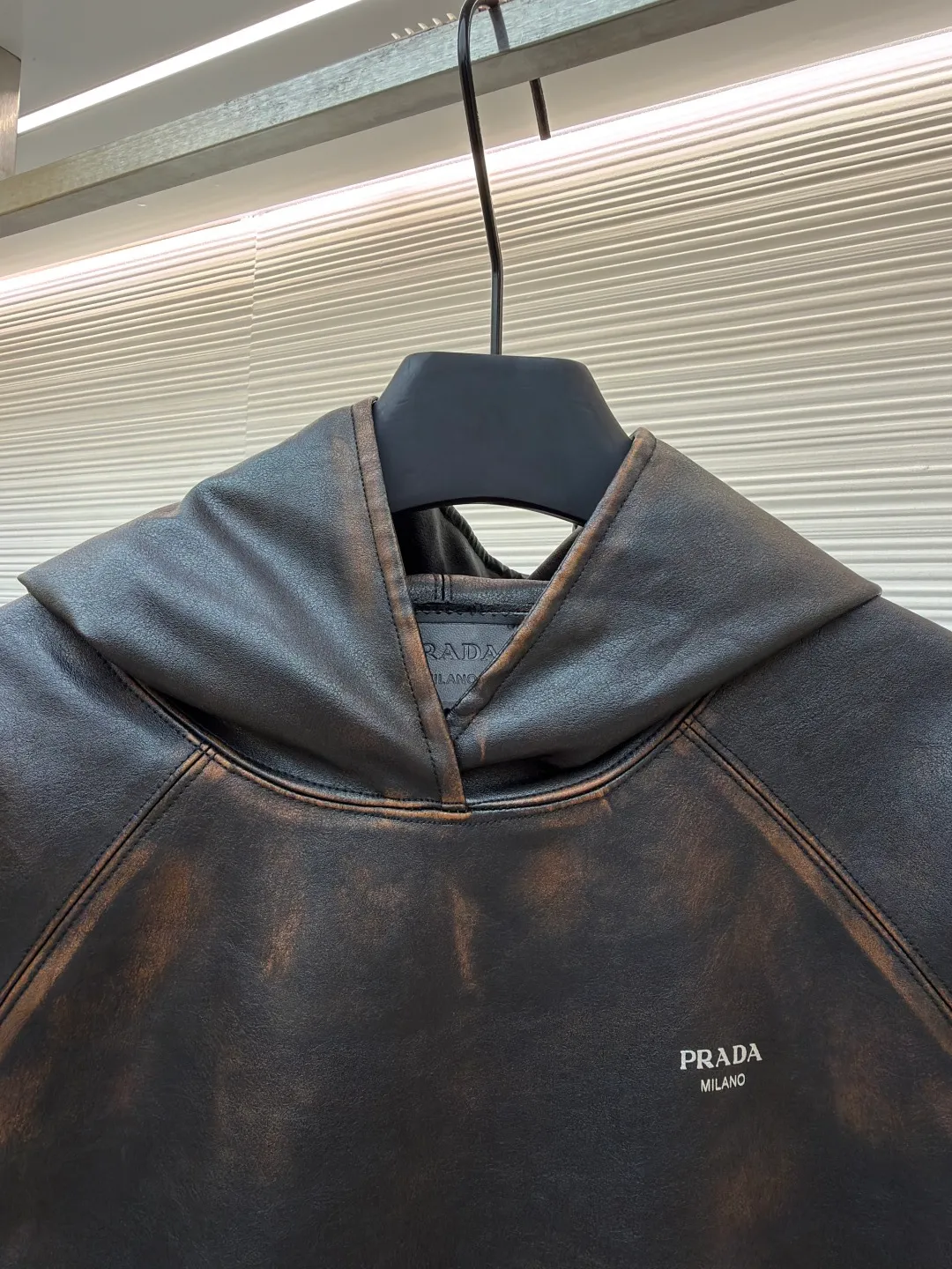 Prada distressed hooded raglan leather jacket ●Original version: Purchased and developed by 63442 ●Item No.: 1681626-D25 ●Fabric: Italian geological layered bifocal high-quality leather fabric ●Technology: Handmade antique production ●Color: black brown ●Version: Fitted version ●Weight: about 1085 grams ●Size: 46-48-50-52 ●Description: Customized Italian geological layered bifocal high-quality leather, soft and tough texture The texture is natural, as deep as midnight black, as mellow as aged brown, and the gradient tones blend naturally, like the traces engraved by the years. The shining Prada logo is embellished on the chest, which is a concrete presentation of the brand soul. Each transition of color is like the delicate brushstrokes of a painter. From a distance, it is restrained minimalism. A closer look is a violent carnival of details. The hooded element injects a touch of casualness into the tough leather jacket, blooming proudly as a work of art. Become a leader in fashion trends, with leather printing and embroidery on imported materials. Based on heat transfer technology, the metal coating of the imported anodized aluminum foil is peeled off and permanently attached to the surface of the base material through high-temperature pressure. It is strong and beautiful, and is hand-made with ancient rubbing techniques. Purely manual wiping and processing of specific parts. Up to 37 color rubbing processes to achieve a local gradient effect. Create a unique texture pattern. The workmanship is extremely complex and time-consuming and labor-intensive. Manual gluing to fix the strands. Physical reinforcement technology to fix the seams of the pieces through precise point gluing. Manual gluing operation forms wavy glue lines along the warp and weft direction of the cut pieces. Heavy washing uses a special solution to remove stains and slight fading. Strong washing methods are used to remove fading and make the color more uniform. The overall wiring is straight and delicate, the fabric is comfortable and soft, and the color is consistent without color difference. It can be matched with the same style to create a fashionable look and control various occasions. Customized accessories, complete with three standards, same style for men and women!