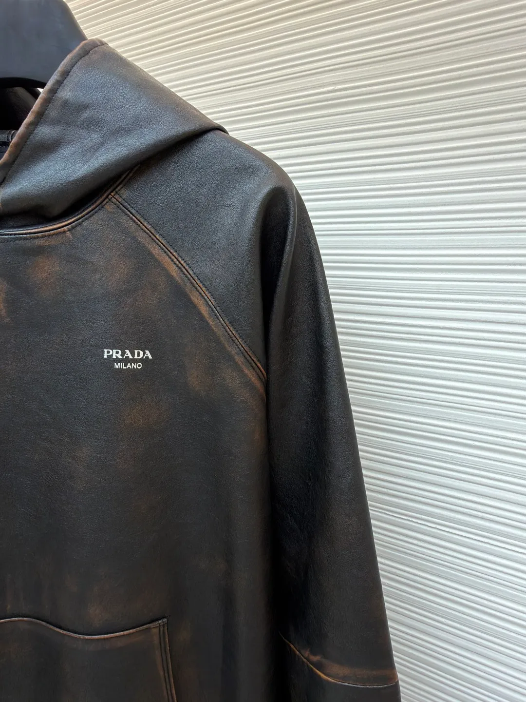 Prada distressed hooded raglan leather jacket ●Original version: Purchased and developed by 63442 ●Item No.: 1681626-D25 ●Fabric: Italian geological layered bifocal high-quality leather fabric ●Technology: Handmade antique production ●Color: black brown ●Version: Fitted version ●Weight: about 1085 grams ●Size: 46-48-50-52 ●Description: Customized Italian geological layered bifocal high-quality leather, soft and tough texture The texture is natural, as deep as midnight black, as mellow as aged brown, and the gradient tones blend naturally, like the traces engraved by the years. The shining Prada logo is embellished on the chest, which is a concrete presentation of the brand soul. Each transition of color is like the delicate brushstrokes of a painter. From a distance, it is restrained minimalism. A closer look is a violent carnival of details. The hooded element injects a touch of casualness into the tough leather jacket, blooming proudly as a work of art. Become a leader in fashion trends, with leather printing and embroidery on imported materials. Based on heat transfer technology, the metal coating of the imported anodized aluminum foil is peeled off and permanently attached to the surface of the base material through high-temperature pressure. It is strong and beautiful, and is hand-made with ancient rubbing techniques. Purely manual wiping and processing of specific parts. Up to 37 color rubbing processes to achieve a local gradient effect. Create a unique texture pattern. The workmanship is extremely complex and time-consuming and labor-intensive. Manual gluing to fix the strands. Physical reinforcement technology to fix the seams of the pieces through precise point gluing. Manual gluing operation forms wavy glue lines along the warp and weft direction of the cut pieces. Heavy washing uses a special solution to remove stains and slight fading. Strong washing methods are used to remove fading and make the color more uniform. The overall wiring is straight and delicate, the fabric is comfortable and soft, and the color is consistent without color difference. It can be matched with the same style to create a fashionable look and control various occasions. Customized accessories, complete with three standards, same style for men and women!