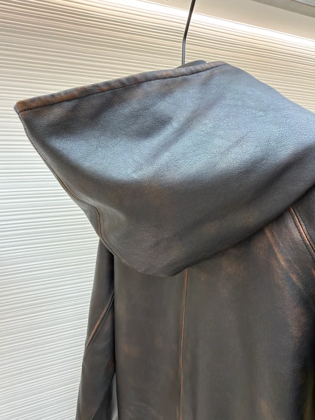 Prada distressed hooded raglan leather jacket ●Original version: Purchased and developed by 63442 ●Item No.: 1681626-D25 ●Fabric: Italian geological layered bifocal high-quality leather fabric ●Technology: Handmade antique production ●Color: black brown ●Version: Fitted version ●Weight: about 1085 grams ●Size: 46-48-50-52 ●Description: Customized Italian geological layered bifocal high-quality leather, soft and tough texture The texture is natural, as deep as midnight black, as mellow as aged brown, and the gradient tones blend naturally, like the traces engraved by the years. The shining Prada logo is embellished on the chest, which is a concrete presentation of the brand soul. Each transition of color is like the delicate brushstrokes of a painter. From a distance, it is restrained minimalism. A closer look is a violent carnival of details. The hooded element injects a touch of casualness into the tough leather jacket, blooming proudly as a work of art. Become a leader in fashion trends, with leather printing and embroidery on imported materials. Based on heat transfer technology, the metal coating of the imported anodized aluminum foil is peeled off and permanently attached to the surface of the base material through high-temperature pressure. It is strong and beautiful, and is hand-made with ancient rubbing techniques. Purely manual wiping and processing of specific parts. Up to 37 color rubbing processes to achieve a local gradient effect. Create a unique texture pattern. The workmanship is extremely complex and time-consuming and labor-intensive. Manual gluing to fix the strands. Physical reinforcement technology to fix the seams of the pieces through precise point gluing. Manual gluing operation forms wavy glue lines along the warp and weft direction of the cut pieces. Heavy washing uses a special solution to remove stains and slight fading. Strong washing methods are used to remove fading and make the color more uniform. The overall wiring is straight and delicate, the fabric is comfortable and soft, and the color is consistent without color difference. It can be matched with the same style to create a fashionable look and control various occasions. Customized accessories, complete with three standards, same style for men and women!