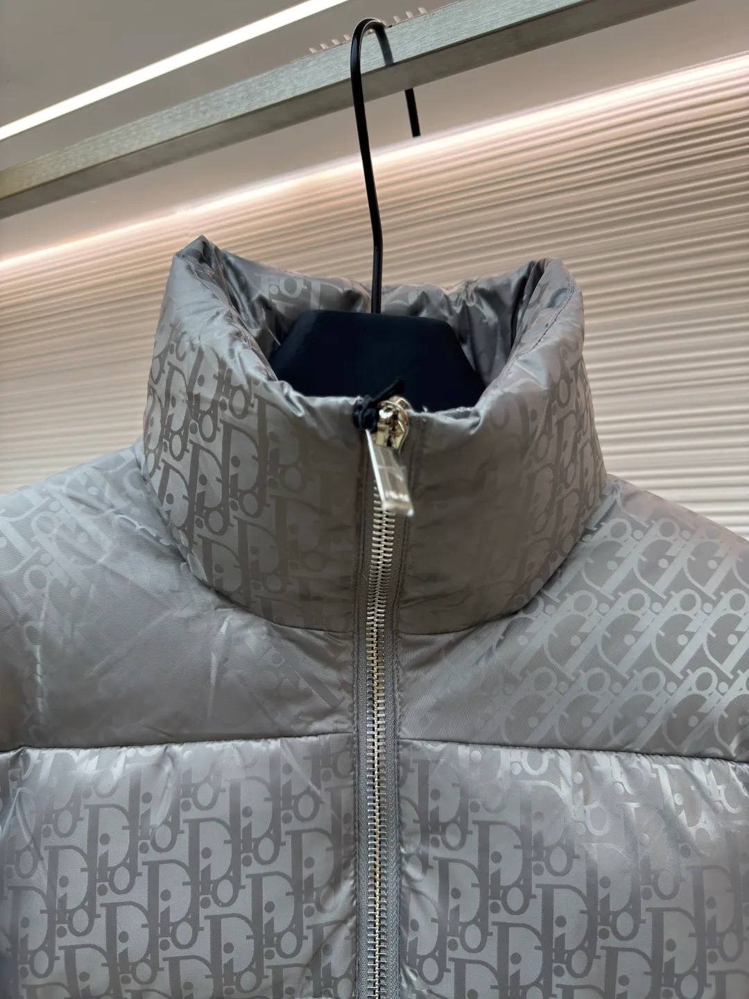 Dior oblique dark pattern old flower stand collar down jacket ●Original version: purchased and developed for 21000 ●Item number: 1680754-C45 ●Fabric: down fabric ●Technology: full-width jacquard production ●Version: fitted version ●Weight: about 1010 grams ●Size: 46-48-50-52-54-56 ●Description: This is a down with ultra-complex craftsmanship. The customization cycle of the fabric is as long as 50 days. Based on the original fabric, laser jacquard makes the whole piece concave and convex, with a stronger three-dimensional effect and a more obvious 3D effect. ✨This fabric has a good hand feel, and the dark pattern presbyopia on it is very low-key. The fabric shows a dark luster and is extremely waterproof! The real texture is more perfect, custom-woven high-density satin nylon material and dark jacquard weave, simple and refreshing, thick and fluffy, super three-proof fabric, waterproof, stain-proof and dust-proof! ✨ Full-width jacquard LOGO, ultra-high-end luxury and style. The handsomeness and eye-catching index of the upper body are absolutely NO. 1. Fully custom-woven jacquard LOGO technology fabric, high-density polyester fiber. It is a new type of heat-insulating and light-weight fabric. It has a light texture, delicate and soft warmth and breathability. Especially the LOGO jacquard produces different light and dark interweaving under different lights! The overall wiring is straight and delicate, the fabric is comfortable and soft, and the color is consistent without color difference. It can be matched with the same style to create a fashionable look and control various occasions. Customized accessories, complete with three standards, same style for men and women!