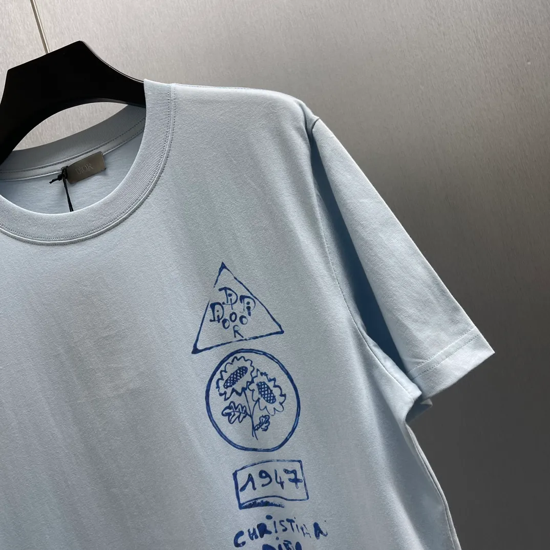 🅿️250 🧧CD Dream House and Smart Tree Shadow Short T Size: S-XL This T-shirt displays the logo from this season’s DIOR AND HYLTON NEL joint series. Crafted from white cotton-jersey, it has a classic silhouette with a ribbed crew neck and a contrasting print on the front and back for added style. Cut for a relaxed fit, wear it with track pants or jeans.